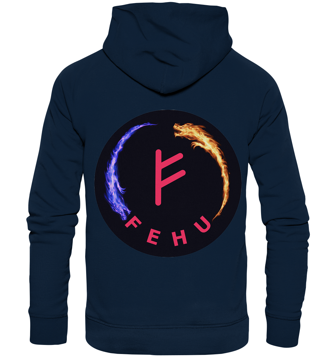 Das Bild zeigt die Rückseite des Fehu - Organic Fashion Hoodie, ein Angebot von Silbers Zauberladen. Dieser Hoodie aus Bio-Baumwolle hat einen dunkelblauen Farbton und ist mit einem runden Logo verziert, das ein stilisiertes „F“ zeigt, das von drachenähnlichen Flammen in leuchtenden Blau- und Orangetönen umgeben ist. Darunter steht das fettgedruckte „FEHU“ in auffälligen rosa Buchstaben.