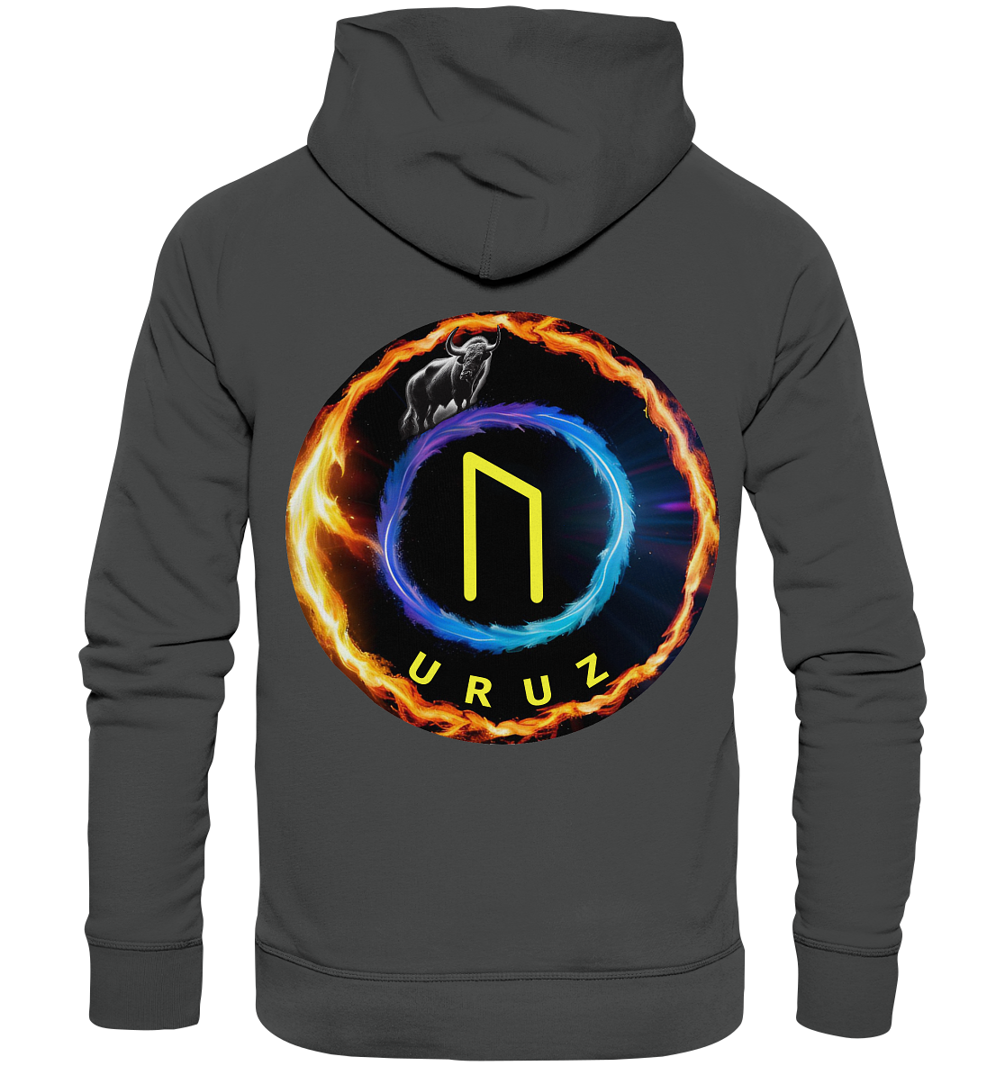 Die Rückseite des Uruz - Organic Fashion Hoodie von Silbers Magic Shop zeigt ein auffälliges kreisförmiges Design, hervorgehoben durch Flammen, die eine „N“-Form umgeben, begleitet von einer blauen Aura und einem Stier oben drauf. Das Wort „URUZ“ ist prominent in Gelb unter dem Design dargestellt, was es zu einer idealen Wahl für umweltbewusste Modeliebhaber macht, die nachhaltige Materialien schätzen.