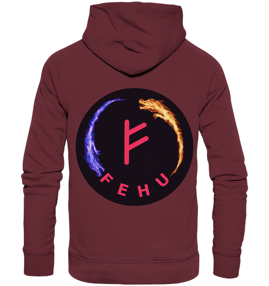 Der Fehu - Organic Fashion Hoodie von Silbers Magic Shop in Kastanienbraun zeigt auf der Rückseite ein rundes Emblem. Er ist aus Bio-Baumwolle gefertigt und zeigt ein rotes Runensymbol, flankiert von einer blauen und einer orangefarbenen Flamme, darunter die Inschrift „FEHU“.