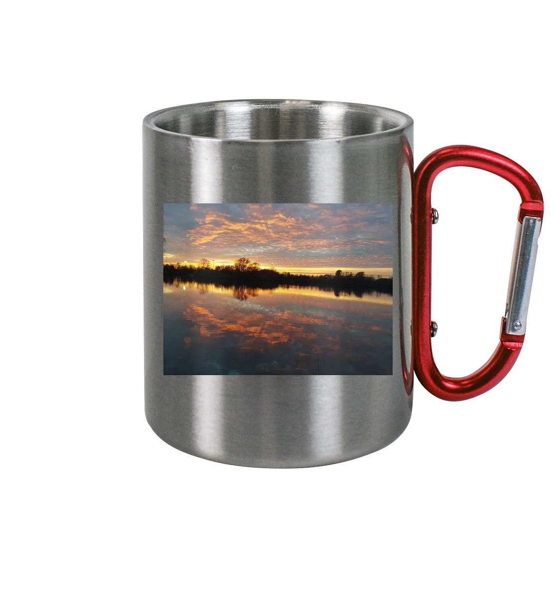 **Produktbeschreibung:** Die "See am Abend - Edelstahl Tasse" von silbers magic shop bietet einen roten Karabinergriff und ein malerisches Bild eines friedlichen Sonnenuntergangs, der sich in einem ruhigen See spiegelt. Weiche Wolken und die Silhouetten entfernter Bäume sind deutlich sichtbar. Diese robuste und bruchsichere Tasse ist perfekt für alle Abenteuer geeignet.