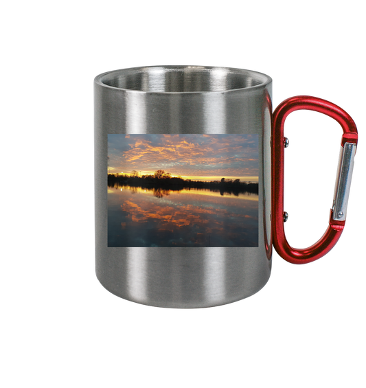 **Produktbeschreibung:** Die "See am Abend - Edelstahl Tasse" von silbers magic shop bietet einen roten Karabinergriff und ein malerisches Bild eines friedlichen Sonnenuntergangs, der sich in einem ruhigen See spiegelt. Weiche Wolken und die Silhouetten entfernter Bäume sind deutlich sichtbar. Diese robuste und bruchsichere Tasse ist perfekt für alle Abenteuer geeignet.