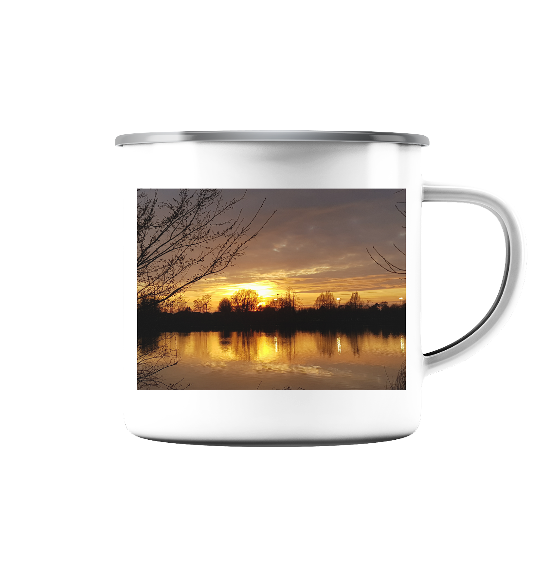 Die Abendspaziergang - Emaille Tasse (Silber) von silbers magic shop zeigt eine malerische Abendstimmung über einem ruhigen See. Die Silhouetten der Bäume heben sich gegen den lebhaften orange- und gelbfarbenen Himmel ab, deren Reflexionen auf der glänzenden Oberfläche des Fotodrucks wunderschön eingefangen sind.