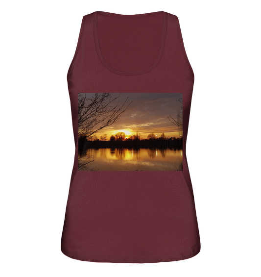 Wir präsentieren das „Abendspaziergang – Damen Bio-Tanktop“ von Silbers Magic Shop. Dieses kastanienbraune Damen Bio-Tanktop zeigt einen ruhigen Sonnenuntergang über einem ruhigen See, mit Baumsilhouetten am Horizont. Der Himmel strahlt in leuchtenden Orange-, Gelb- und Rosatönen, die sich wunderschön im ruhigen Wasser darunter spiegeln. Hergestellt aus 100 % Baumwolle und mit einer eng anliegenden Passform für ultimativen Komfort.