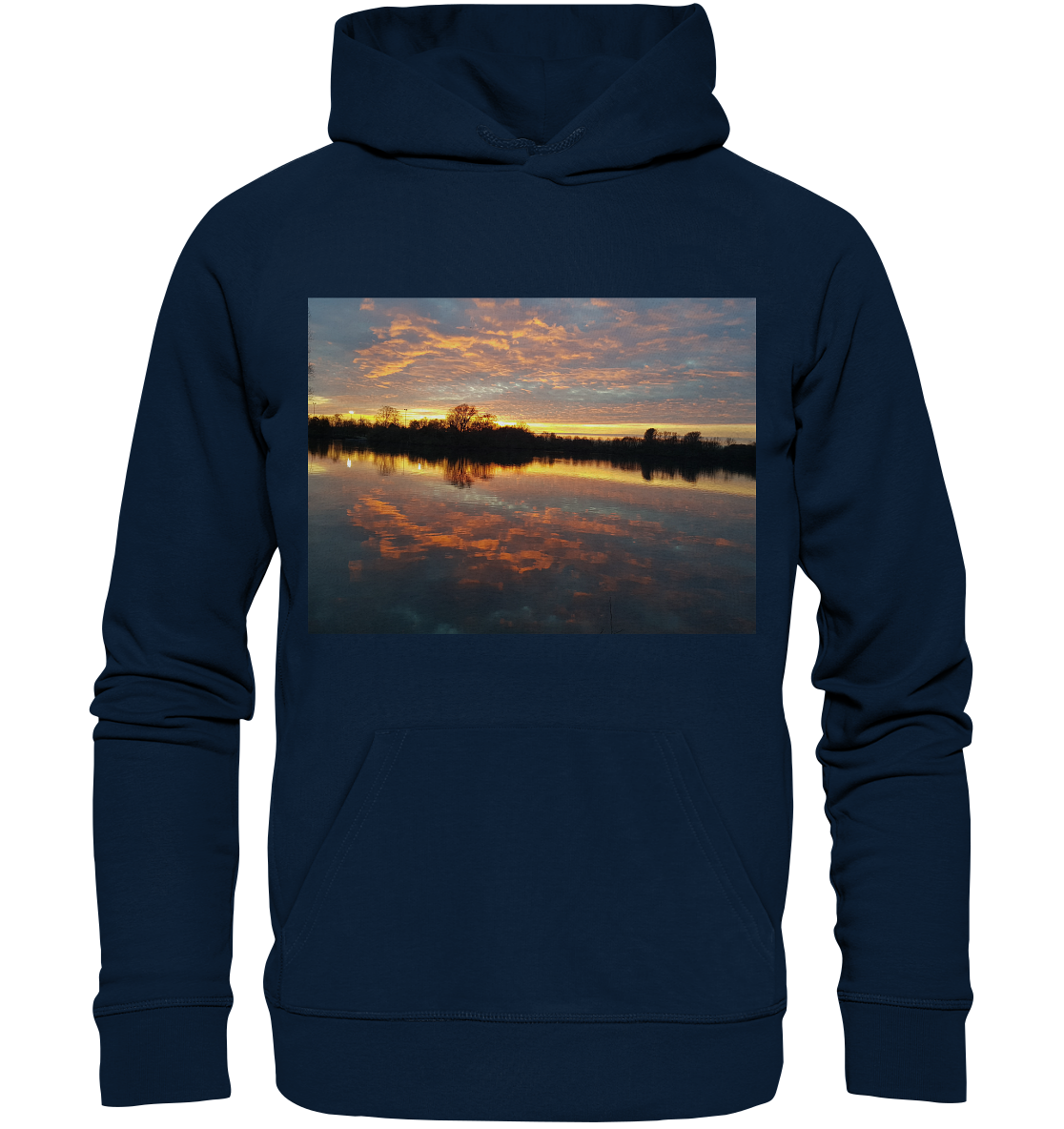 Der See am Abend - Organic Basic Hoodie von Silbers Magic Shop zeigt auf der Vorderseite ein ruhiges Landschaftsbild, das einen ruhigen See bei Sonnenuntergang mit leuchtend orangefarbenen und rosa Wolken zeigt, die sich auf der Wasseroberfläche spiegeln, und Baumsilhouetten am Horizont. Dieser marineblaue Bio-Baumwoll-Hoodie besteht aus recyceltem Polyester und verfügt über eine Vordertasche und eine Kapuze mit Kordelzug.