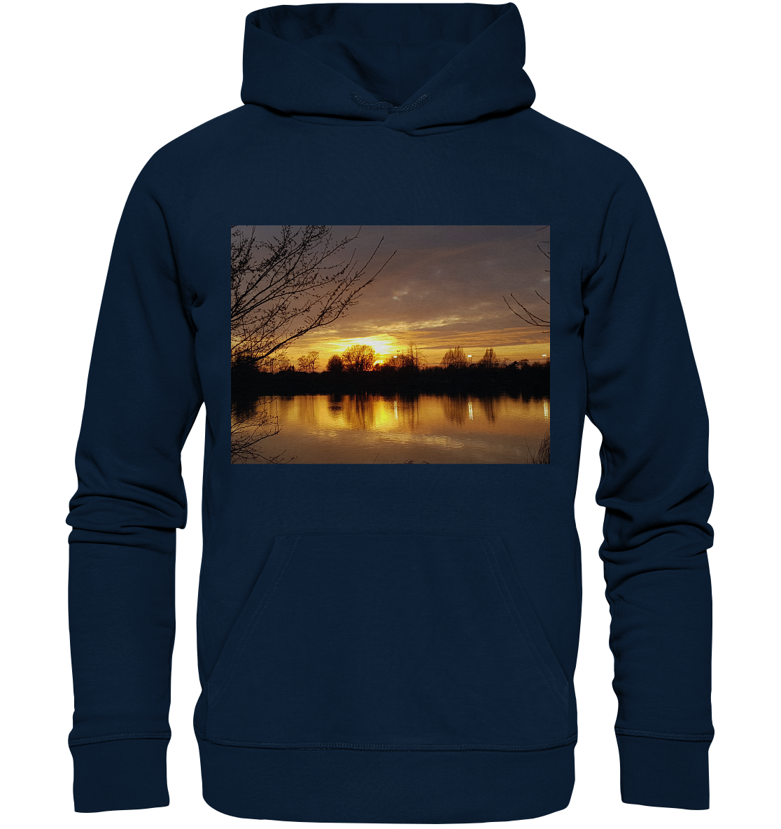 Der „Abendspaziergang - Organic Basic Hoodie“ von Silbers Magic Shop ist marineblau und aus Bio-Baumwolle gefertigt. Er zeigt einen aufgedruckten Sonnenuntergang über einem See. Der Himmel leuchtet in warmen Orange-, Rosa- und Gelbtönen, die sich im ruhigen Wasser spiegeln, während kahle Äste die Szene auf beiden Seiten einrahmen und einen Hauch von Ruhe verleihen.