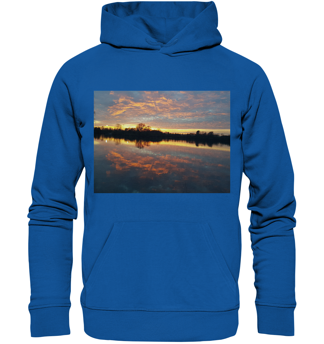 Der „See am Abend – Organic Basic Hoodie“ von Silbers Magic Shop ist ein königsblauer, nachhaltiger Hoodie mit einem aufgedruckten Bild eines ruhigen Sonnenuntergangs über einem ruhigen See. Der Himmel ist mit leuchtend orangefarbenen und gelben Wolken durchzogen, die sich wunderschön auf der Oberfläche des Sees spiegeln. Dieser Hoodie aus recyceltem Polyester hat eine Kängurutasche auf der Vorderseite und eine Kapuze mit Kordelzug.