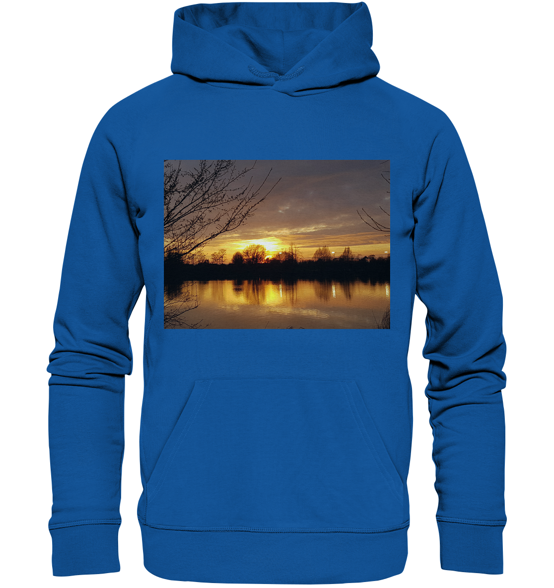 Der „Abendspaziergang – Organic Basic Hoodie“ von Silbers Magic Shop ist ein blauer Hoodie aus Bio-Baumwolle mit einem rechteckigen Bild eines Sonnenuntergangs über einem ruhigen See. Der Sonnenuntergang zeigt leuchtende Orange- und Gelbtöne, mit Silhouetten von Bäumen, die sich im ruhigen Wasser spiegeln. Der Hoodie hat eine Kängurutasche und ein klassisches Pullover-Design.