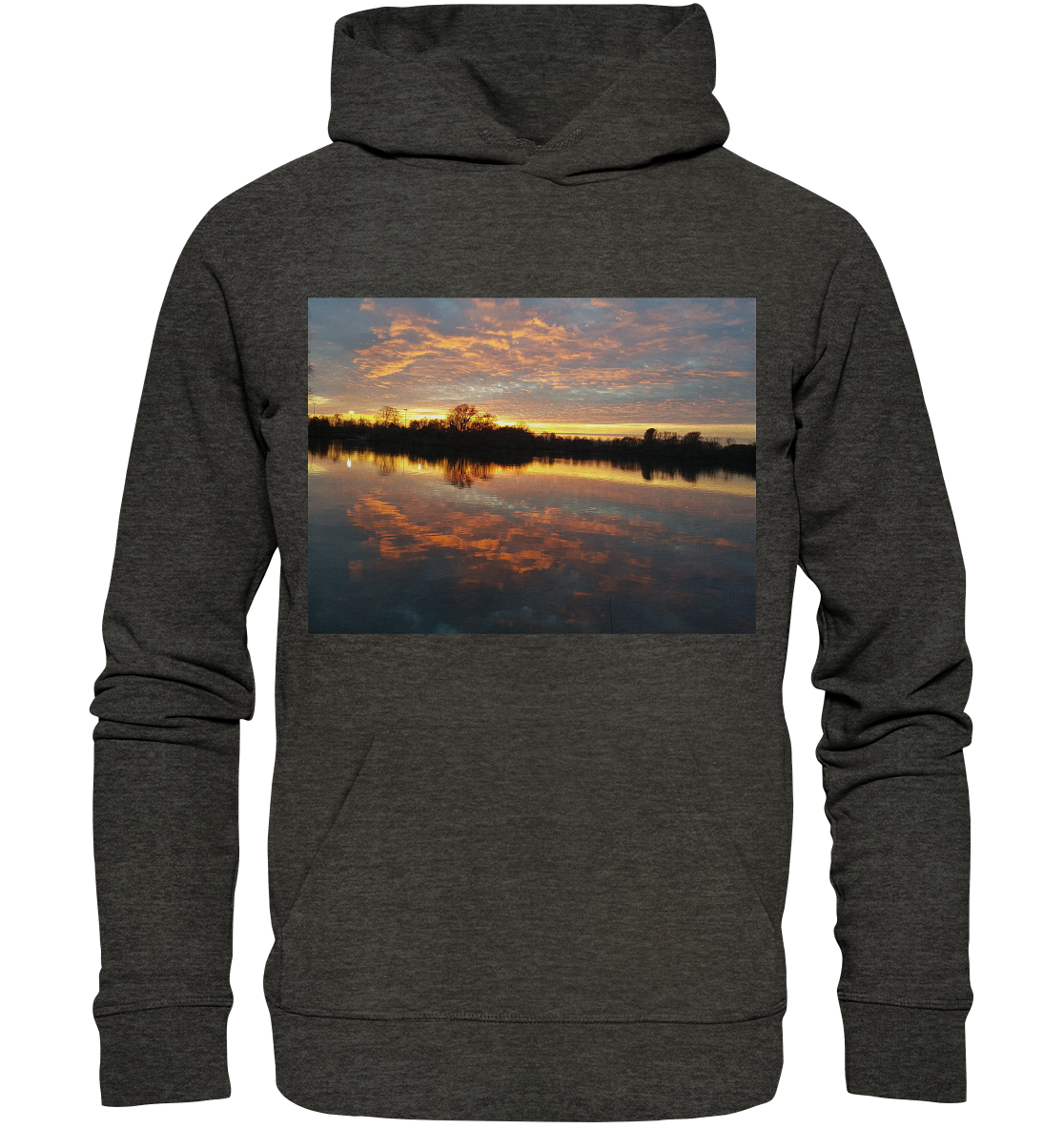 Der „See am Abend – Organic Basic Hoodie“ von Silbers Magic Shop ist ein dunkelgrauer Hoodie aus Bio-Baumwolle, der mit einem großen rechteckigen Bild verziert ist, das einen ruhigen See bei Sonnenuntergang zeigt. Die untergehende Sonne wirft leuchtende orange, rosa und violette Farbtöne auf das ruhige Wasser und erzeugt einen atemberaubenden spiegelähnlichen Effekt, wenn sie hinter einer Reihe von Bäumen untergeht.