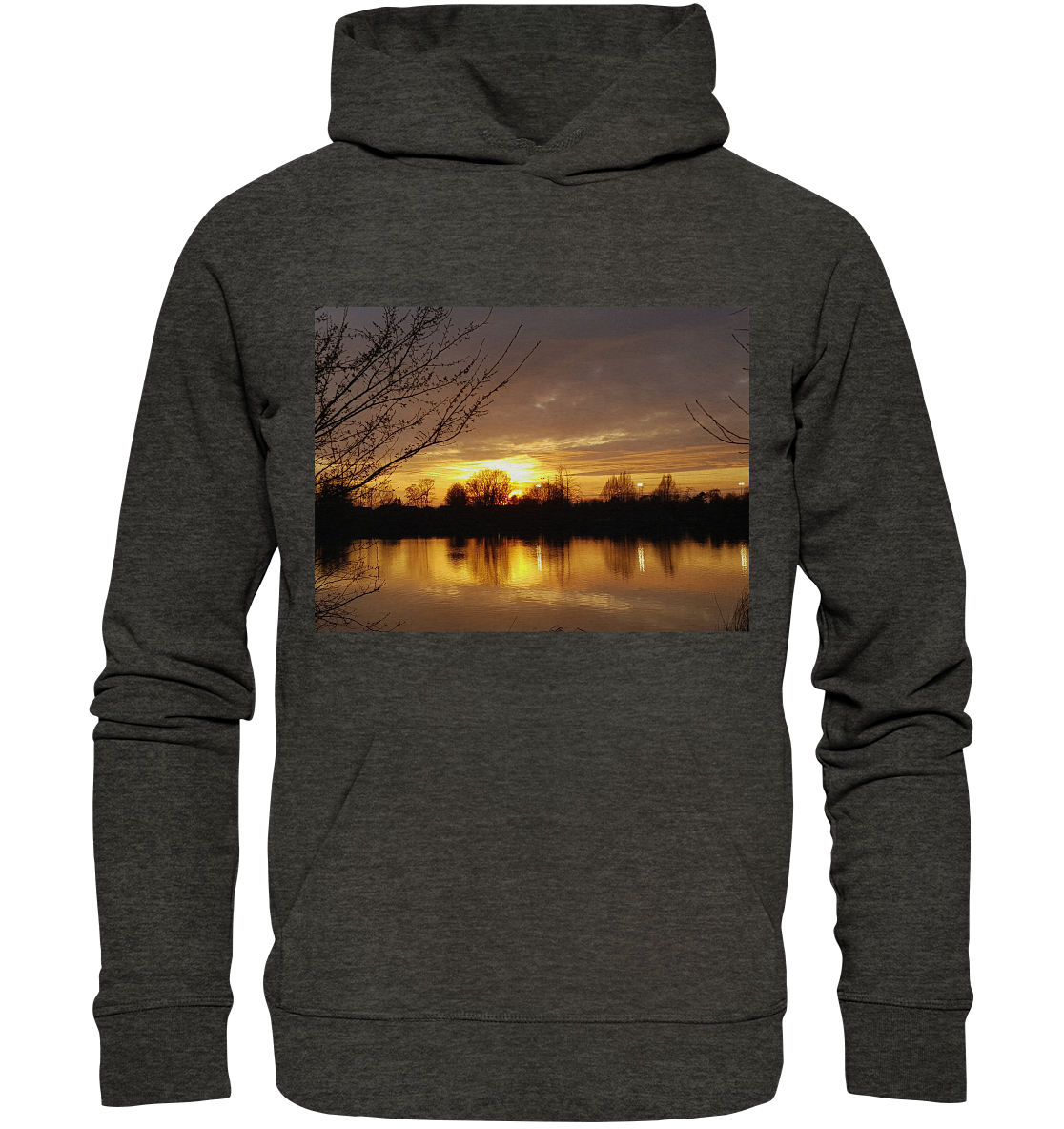 Der „Abendspaziergang – Organic Basic Hoodie“ von Silbers magic shop ist ein dunkelgrauer Kapuzenpullover aus Bio-Baumwolle mit einem aufgedruckten Bild eines ruhigen Sonnenuntergangs über einem See. Dieses stylische Motiv zeigt die teilweise untergegangene Sonne, die einen warmen orange-gelben Schein über das Wasser wirft und die umliegenden Bäume und Äste gegen den farbenfrohen Himmel abhebt. Damit ist es eine ideale Wahl für Liebhaber nachhaltiger Mode.