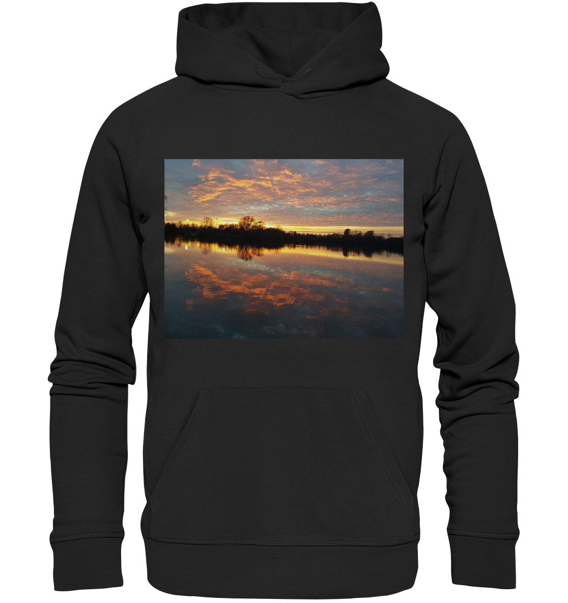 Der „See am Abend – Organic Basic Hoodie“ von Silbers Magic Shop ist ein schwarzer Bio-Baumwoll-Hoodie, der auf der Vorderseite ein großes Bild eines ruhigen Sonnenuntergangs über einem stillen See zeigt. Der Himmel ist in leuchtenden Orange-, Rosa- und Lilatönen gehalten, die sich wunderschön im Wasser spiegeln, und vor dieser farbenfrohen Aussicht heben sich die Bäume ab. Grammatur 280 g/m².