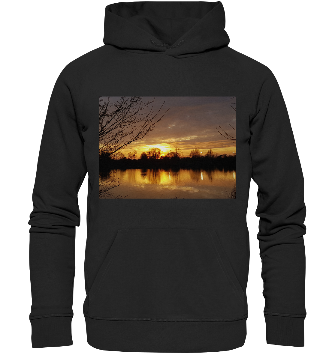 Der Abendspaziergang - Organic Basic Hoodie von Silbers Magic Shop zeigt auf der Vorderseite ein Landschaftsbild, das einen Sonnenuntergang über einem ruhigen See mit Bäumen zeigt, die sich gegen den farbenfrohen Himmel abheben. Die Spiegelung der Szene im Wasser trägt zu der ruhigen und malerischen Aussicht bei.