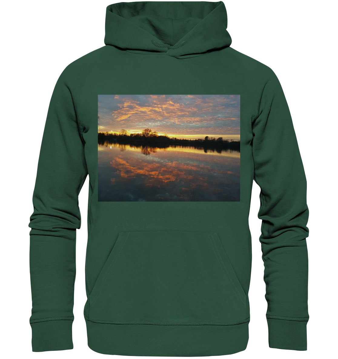 Ein „See am Abend – Organic Basic Hoodie“ in Grün von Silbers Magic Shop, mit einem ruhigen, farbenfrohen Sonnenuntergangsbild mit einer reflektierenden Wasserszene. Der Himmel ist eine Mischung aus Orange-, Rosa- und Blautönen, wobei Wolken für Struktur sorgen. Dieser 280 g/m² schwere Stoff spiegelt die von der Natur inspirierte Landschaft perfekt wider und erzeugt einen ruhigen und malerischen Look.