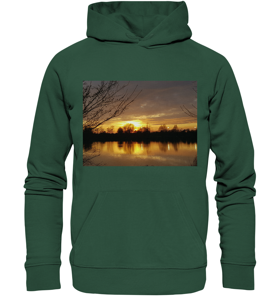 Wir präsentieren den „Abendspaziergang – Organic Basic Hoodie“ von Silbers Magic Shop mit einem stylischen Motiv eines Sonnenuntergangs über einem ruhigen See mit kahlen Ästen, die die Szene einrahmen. Dieser grüne Hoodie aus Bio-Baumwolle zeigt einen Himmelsverlauf in Orange-, Gelb- und Lilatönen, der sich im ruhigen Wasser spiegelt.