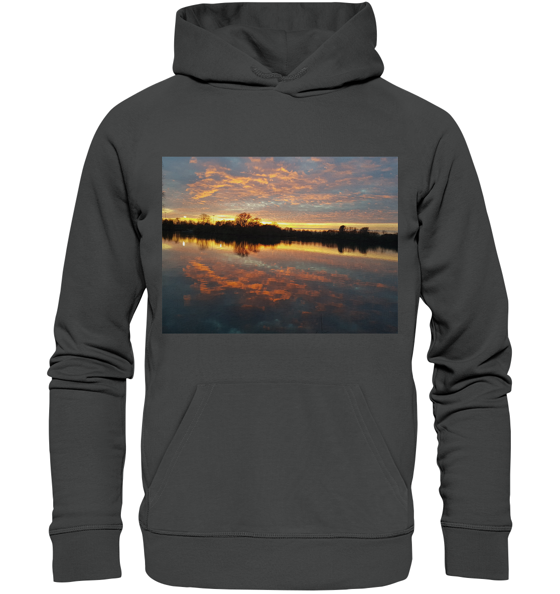 Der Bio-Hoodie „See am Abend“ von Silbers Magic Shop in Dunkelgrau hat eine große Vordertasche und zeigt das Bild eines ruhigen Sees bei Sonnenaufgang. Der leuchtende Himmel mit Orange-, Rosa- und Blautönen, die sich im stillen Wasser spiegeln, wird durch die Silhouetten der Bäume am Horizont ergänzt, die für eine noch schönere Aussicht sorgen.