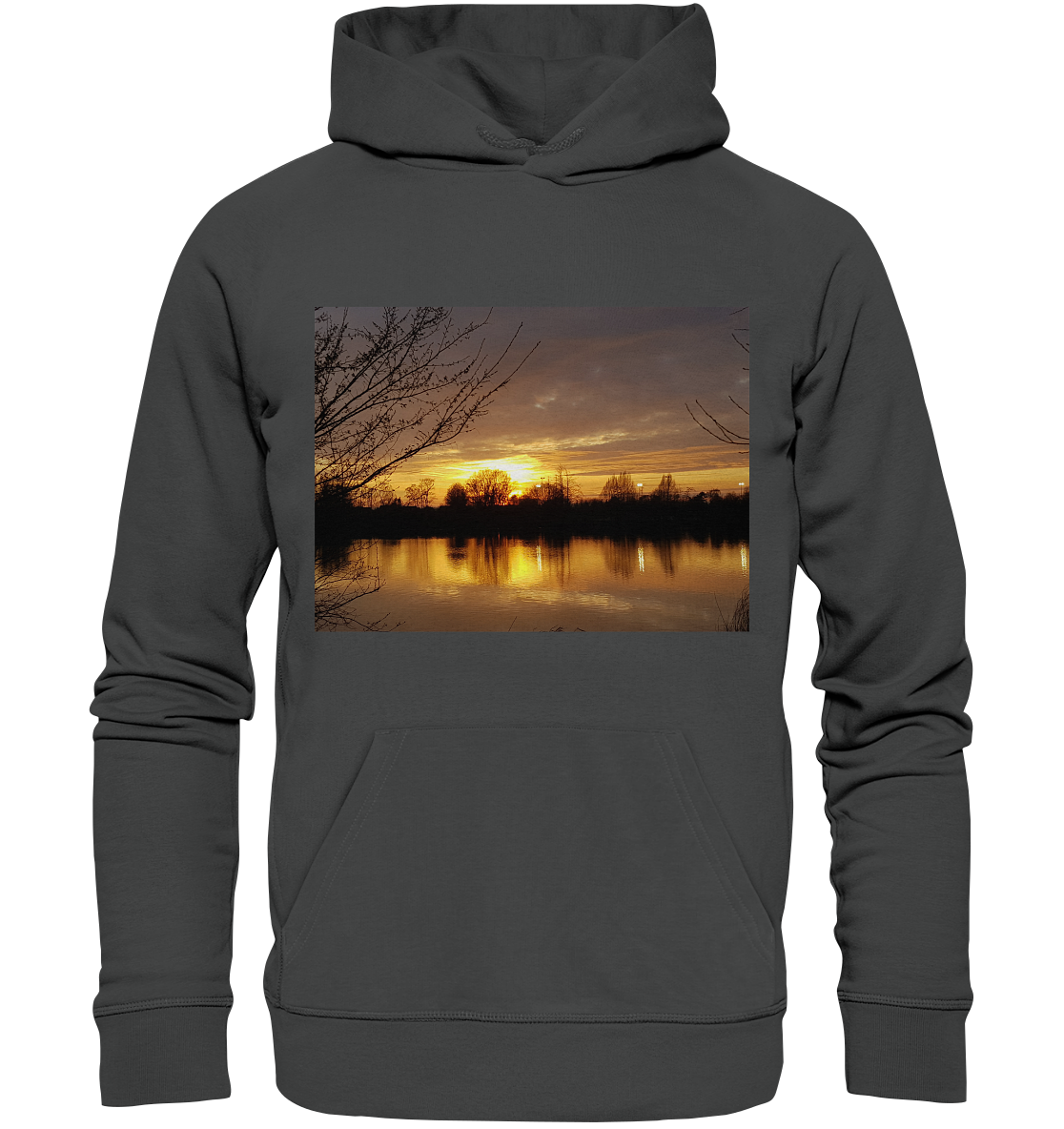 Der „Abendspaziergang - Organic Basic Hoodie“ von Silbers Magic Shop ist ein dunkelgrauer Hoodie aus Bio-Baumwolle mit dem Bild eines ruhigen Sonnenuntergangs über einem ruhigen See. Die Spiegelung der leuchtenden Orange- und Gelbtöne des Sonnenuntergangs ist auf dem Wasser sichtbar, wobei die Silhouetten der Bäume die Szene einrahmen und die ruhige Atmosphäre verstärken. Eine praktische Kängurutasche rundet das Design ab.