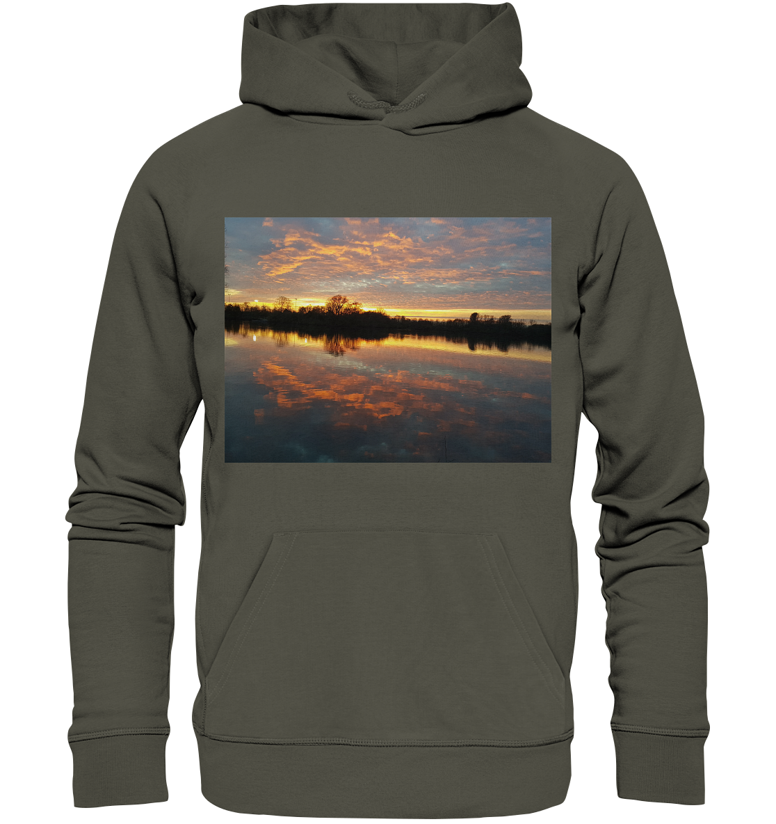 Der See am Abend - Organic Basic Hoodie von Silbers Magic Shop ist ein khakifarbener, nachhaltiger Hoodie, der das Bild einer ruhigen Seeszene mit einem leuchtenden Sonnenuntergang zeigt. Der Himmel zeigt Orange-, Gelb- und Lilatöne, die sich wunderschön im ruhigen Wasser spiegeln. Dieser Hoodie aus recyceltem Polyester und Bio-Baumwolle verfügt über eine Beuteltasche auf der Vorderseite und eine Kapuze mit Kordelzug.