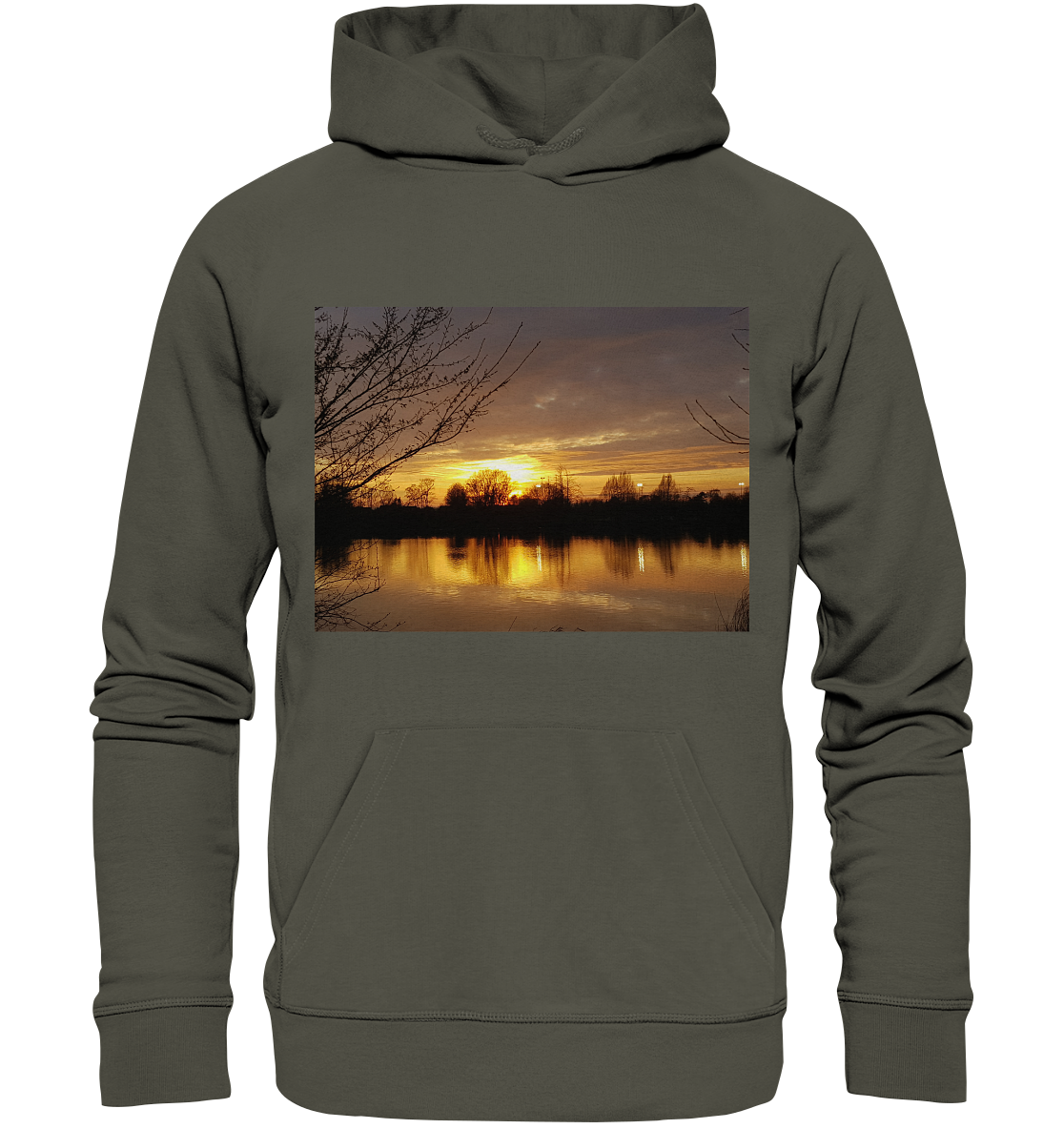 Der „Abendspaziergang – Organic Basic Hoodie“ von Silbers Magic Shop ist ein grüner Hoodie aus Bio-Baumwolle mit einem lebendigen Bild eines Sonnenuntergangs über einem ruhigen See. Der Himmel ist in Orange-, Rosa- und Gelbtönen bemalt und spiegelt sich im Wasser darunter. Baumsilhouetten säumen den Horizont und Äste rahmen die Szene an den Seiten ein. Komplett mit praktischer Kängurutasche.