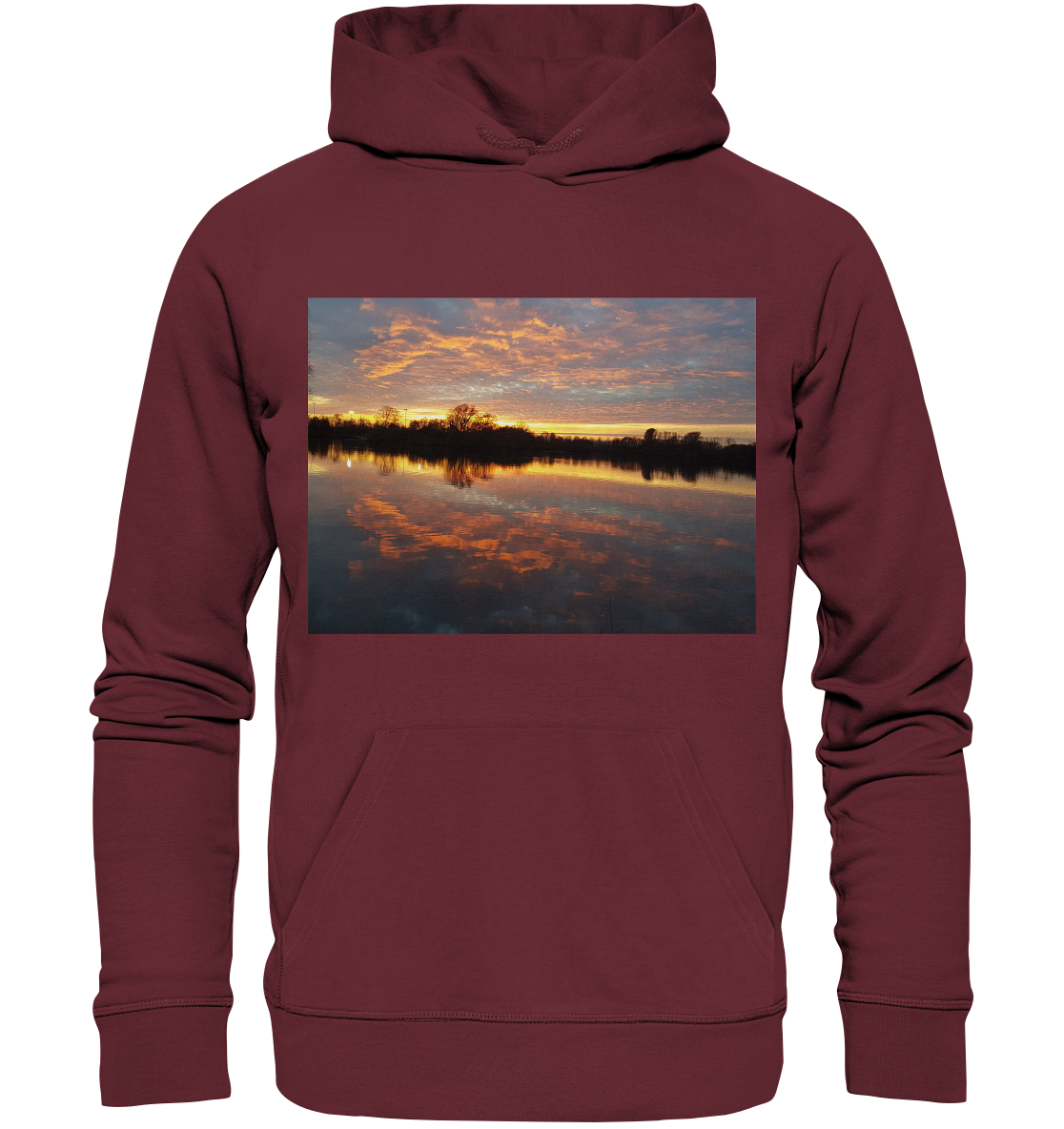 Der See am Abend - Organic Basic Hoodie von Silbers Magic Shop ist ein kastanienbrauner Hoodie mit einem Landschaftsfoto auf der Vorderseite, das einen leuchtenden Sonnenuntergang über einem ruhigen See mit Baumsilhouetten und bunten Wolken zeigt, die sich im Wasser spiegeln. Dieser nachhaltige Hoodie aus Bio-Baumwolle und recyceltem Polyester verfügt über eine Beuteltasche auf der Vorderseite und eine Kapuze mit Kordelzug.