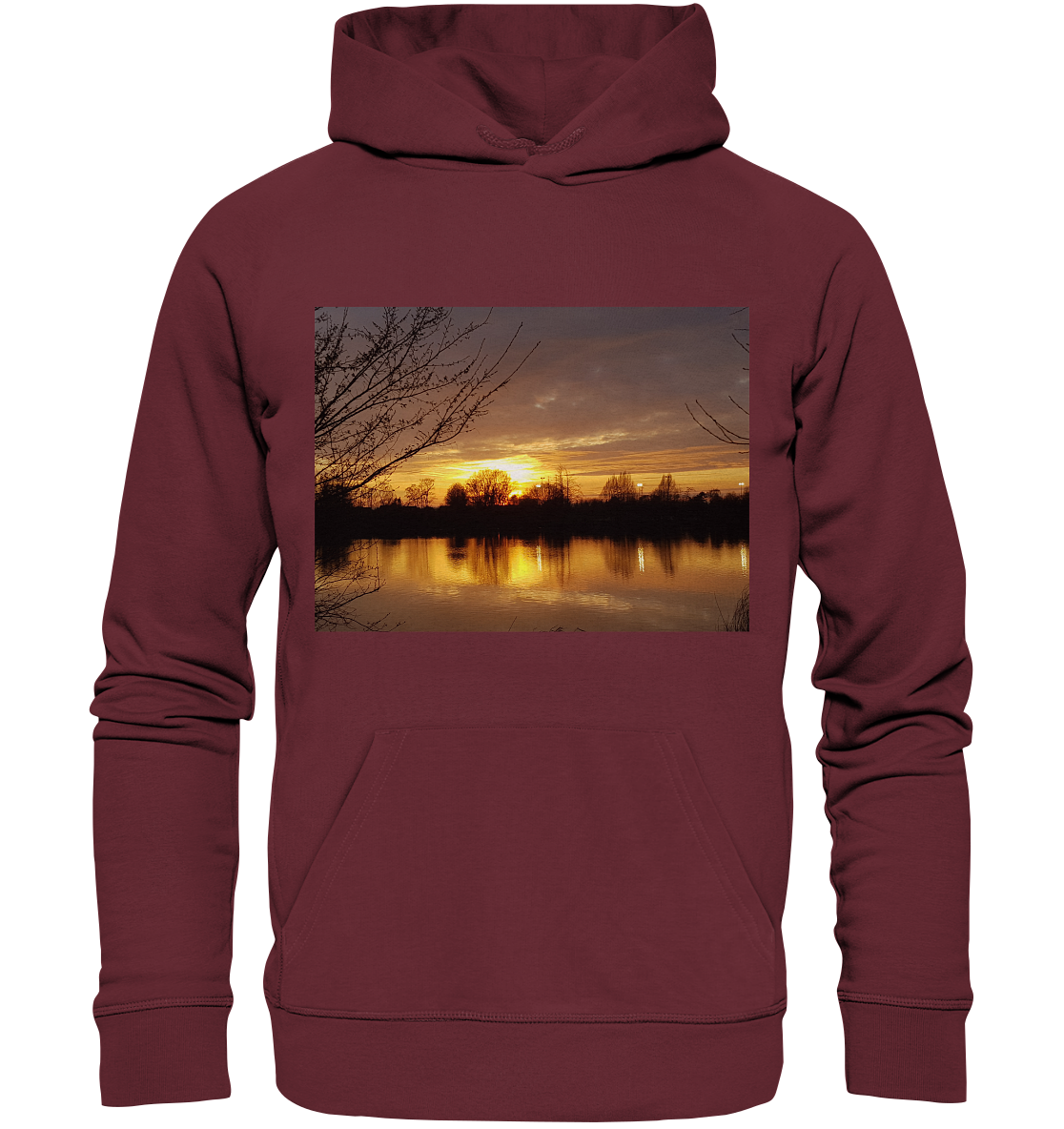 Der *Abendspaziergang - Organic Basic Hoodie* von *silbers magic shop* ist aus Bio-Baumwolle gefertigt und hat auf der Vorderseite eine ruhige Sonnenuntergangsszene aufgedruckt. Das Bild zeigt einen ruhigen See mit kahlen Bäumen, die sich gegen die orangefarbenen und gelben Farbtöne der untergehenden Sonne abheben, die sich auf der Wasseroberfläche spiegeln und Ihr Engagement für nachhaltige Mode unterstreichen.