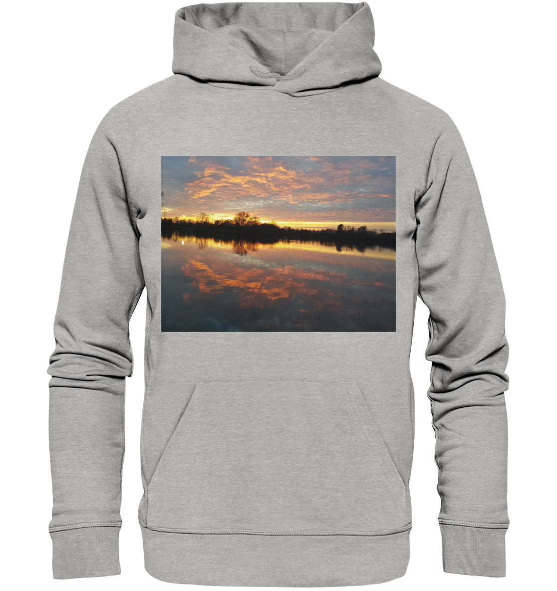 Der „See am Abend - Organic Basic Hoodie“ von silbers magic shop ist ein grauer Bio-Baumwoll-Hoodie mit einem heiteren Sonnenuntergang auf der Vorderseite. Das Design zeigt eine lebhafte Spiegelung auf einem ruhigen See mit Baumsilhouetten im Hintergrund, die in den Himmel und das Wasser wunderschön von tiefen Orange- und Gelbtönen zu Lila- und Blautönen übergehen. Dieser Hoodie hat eine Grammatur von 280 g/m².