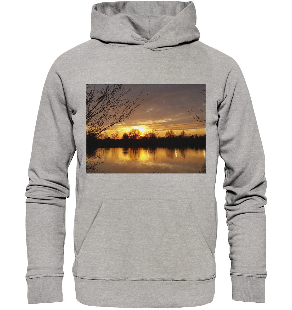 Wir präsentieren den Abendspaziergang - Organic Basic Hoodie von Silbers Magic Shop: ein grauer Hoodie mit einer ruhigen Sonnenuntergangsszene auf der Vorderseite. Das Design zeigt einen ruhigen See, in dem sich ein goldener Sonnenuntergang spiegelt, mit Silhouetten von Bäumen und Ästen, die die Aussicht einrahmen. Dieser Hoodie aus Bio-Baumwolle verfügt außerdem über eine praktische Kängurutasche für zusätzlichen Komfort.