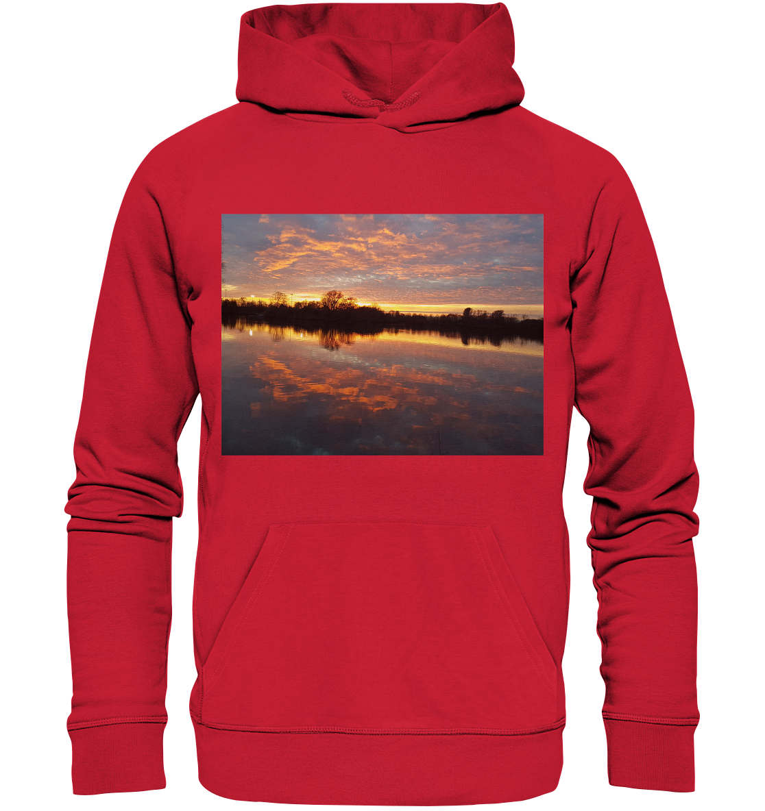 Der „See am Abend – Organic Basic Hoodie“ von Silbers Magic Shop ist ein roter Hoodie mit dem Bild eines leuchtenden Sonnenuntergangs mit orangefarbenen, rosafarbenen und violetten Farbtönen, die sich auf einem ruhigen Gewässer mit Baumsilhouetten und Wolken im Hintergrund spiegeln. Er ist aus nachhaltiger Bio-Baumwolle gefertigt und verfügt über eine Vordertasche und eine Kapuze mit Kordelzug.