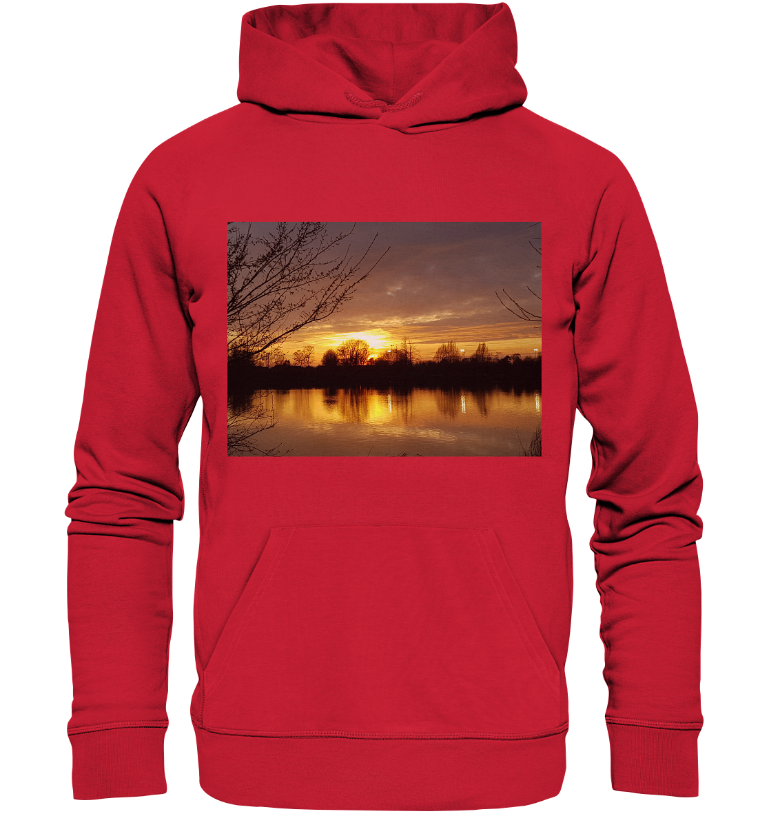 Der Abendspaziergang - Organic Basic Hoodie von Silbers Magic Shop ist ein roter Hoodie aus Bio-Baumwolle mit Kängurutasche, der das Bild eines ruhigen Sonnenuntergangs über einem See zeigt. Der Himmel zeigt einen Farbverlauf in warmen Farben, während Silhouetten von Bäumen und Ästen die Szene einrahmen und sich wunderschön im ruhigen Wasser spiegeln.