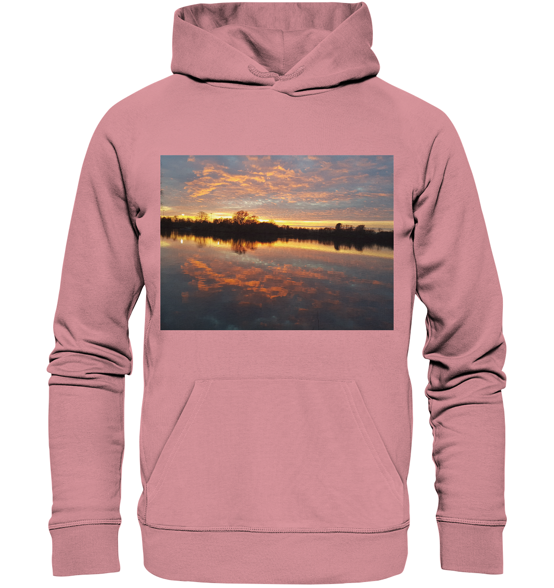 Ein See am Abend - Organic Basic Hoodie von Silbers Magic Shop, in Pink mit einer Fronttasche und verziert mit einem heiteren Sonnenuntergangsbild über einem ruhigen See. Die leuchtenden Farben des Himmels und der Wolken spiegeln sich wunderschön im Wasser.