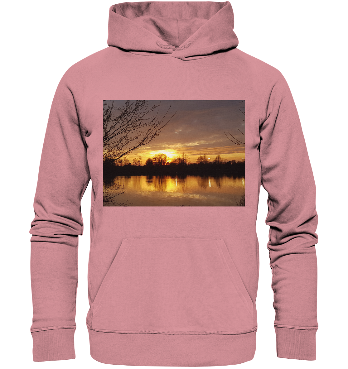 Der „Abendspaziergang – Organic Basic Hoodie“ von Silbers Zauberladen zeigt auf der Brust ein lebendiges Sonnenuntergangsbild, das einen ruhigen See mit Spiegelungen der untergehenden Sonne und Baumsilhouetten vor einem orange-gelben Himmel zeigt.