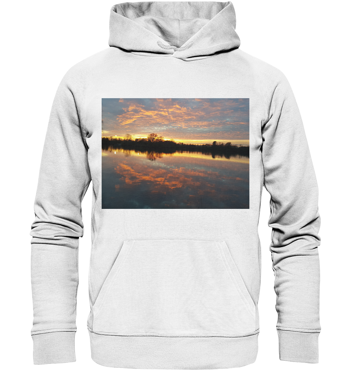 Der See am Abend - Organic Basic Hoodie von Silbers Magic Shop ist ein hellgraues Kapuzensweatshirt aus Bio-Baumwolle und recyceltem Polyester. Es zeigt einen ruhigen Sonnenuntergang über einem ruhigen See, wobei der Himmel in leuchtende Orange-, Rosa- und Lilatöne getaucht ist, die sich neben den Silhouetten der Bäume in der Ferne wunderschön im Wasser spiegeln. Ein wirklich nachhaltiger Hoodie.