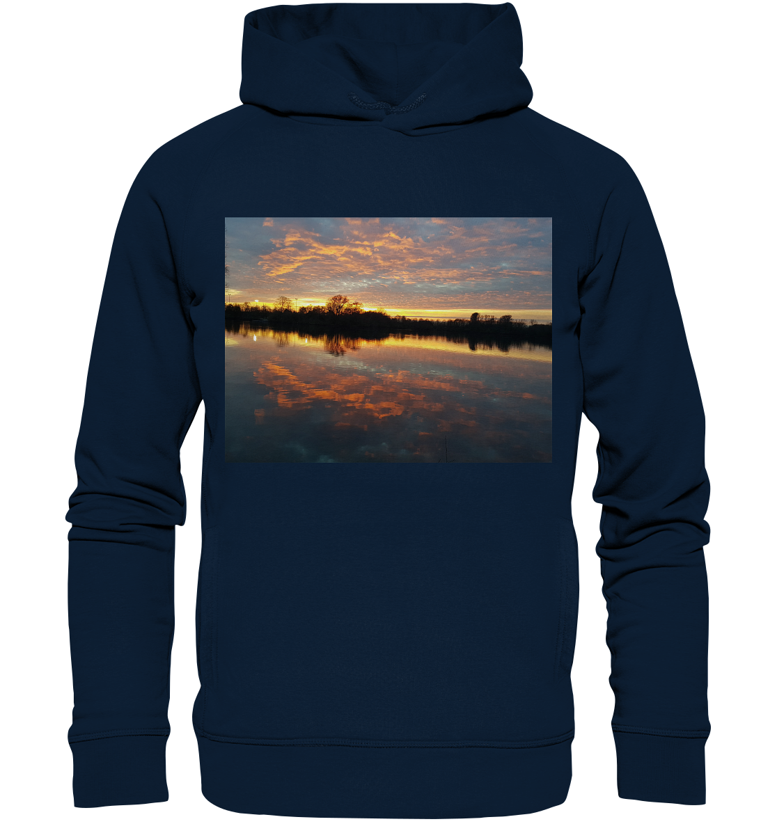 Der „See am Abend – Organic Fashion Hoodie“ von Silbers Magic Shop ist ein marineblaues Kleidungsstück, das ein lebendiges Bild eines Sonnenuntergangs über einem ruhigen See zeigt. Der Himmel voller bunter Wolken spiegelt sich wunderschön auf der Wasseroberfläche und schafft eine ruhige und malerische Szene. Hergestellt aus recyceltem Polyester und Bio-Baumwolle für einen umweltfreundlichen Touch.