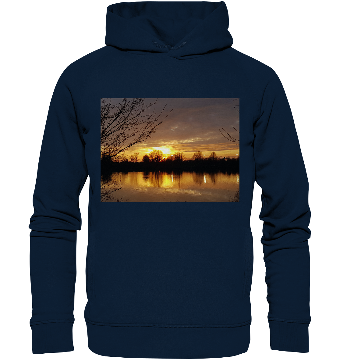 Der „Abendspaziergang – Organic Fashion Hoodie“ von Silbers Magic Shop ist ein marineblauer Hoodie mit einem lebendigen Bild eines Sonnenuntergangs über einem ruhigen See. Der Himmel ist eine Mischung aus warmen Orange- und Gelbtönen, mit dunklen Baumsilhouetten am Horizont, die sich im ruhigen Wasser darunter spiegeln. Dieses in Bioqualität gefertigte Stück verkörpert sowohl Stil als auch Nachhaltigkeit.