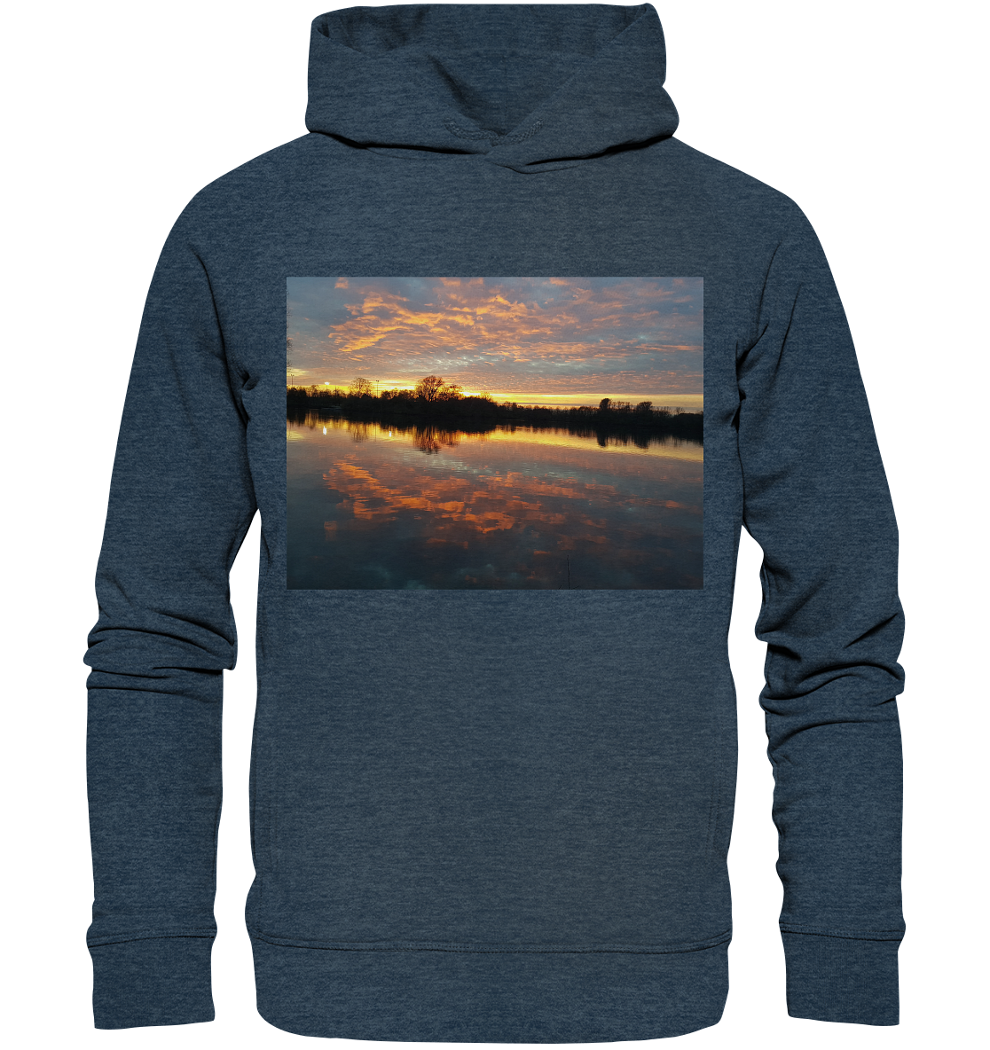 Der See am Abend - Organic Fashion Hoodie von Silbers Magic Shop ist ein dunkelblauer Hoodie mit dem Bild eines ruhigen Sonnenuntergangs über einem See, wobei sich Himmel und Wolken wunderschön im ruhigen Wasser spiegeln. Hergestellt aus recyceltem Polyester und Bio-Baumwolle, erzeugen die lebendigen Farben des Sonnenuntergangs eine warme, malerische Szene, die auf die Vorderseite gedruckt ist.