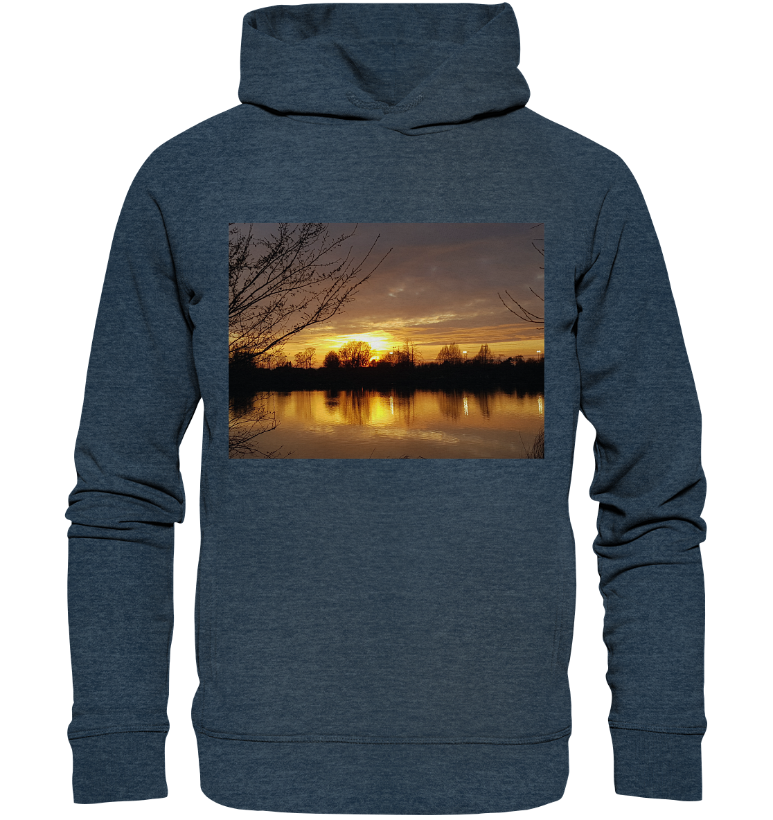 Wir präsentieren den Abendspaziergang - Organic Fashion Hoodie von Silbers Magic Shop: einen dunkelgrauen Hoodie in Bio-Qualität, der auf der Vorderseite eine ruhige Sonnenuntergangsszene zeigt. Das Bild zeigt den Sonnenuntergang hinter einer Reihe von Bäumen, der sich wunderschön in einem ruhigen See spiegelt, dessen Seiten von dünnen Ästen eingerahmt werden. Der Himmel wechselt zwischen warmen Orange-, Gelb- und Lilatönen.