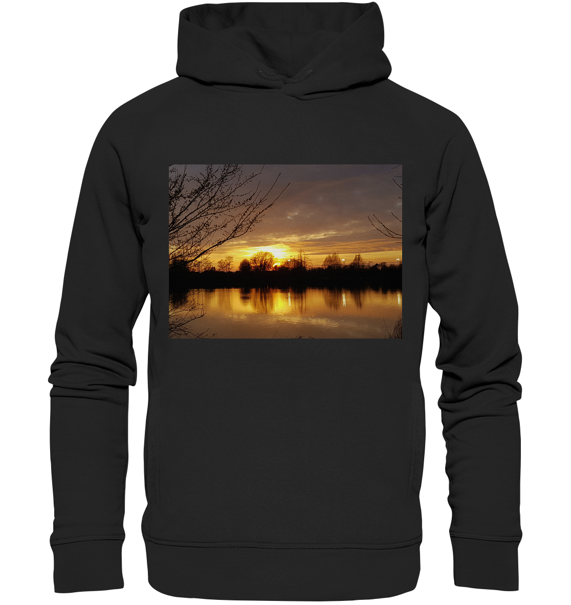 Der Abendspaziergang - Organic Fashion Hoodie von Silbers Magic Shop zeigt auf der Vorderseite ein lebendiges Bild, das einen ruhigen Sonnenuntergang über einem ruhigen See mit Baumsilhouetten im Vordergrund und Spiegelungen des bunten Himmels im Wasser zeigt. Dieses Stück ist ein Beispiel für Bio-Fashion Hoodies und kombiniert Stil mit Nachhaltigkeit für eine umweltfreundliche Wahl.