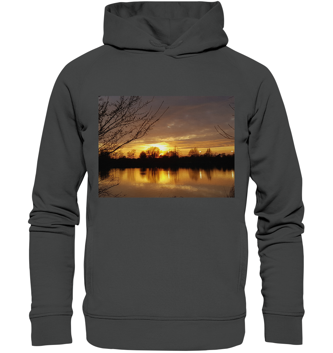 Wir präsentieren den „Abendspaziergang – Organic Fashion Hoodie“ von Silbers Magic Shop: einen dunkelgrauen Hoodie mit einem ruhigen Sonnenuntergangs-Print auf der Vorderseite. Das Design fängt einen leuchtenden Himmel in Orange- und Gelbtönen, Baumsilhouetten und deren Spiegelungen in einem ruhigen See ein. Dieser Hoodie aus Bio-Qualitätsmaterialien verleiht Ihrer Garderobe nachhaltige Eleganz.