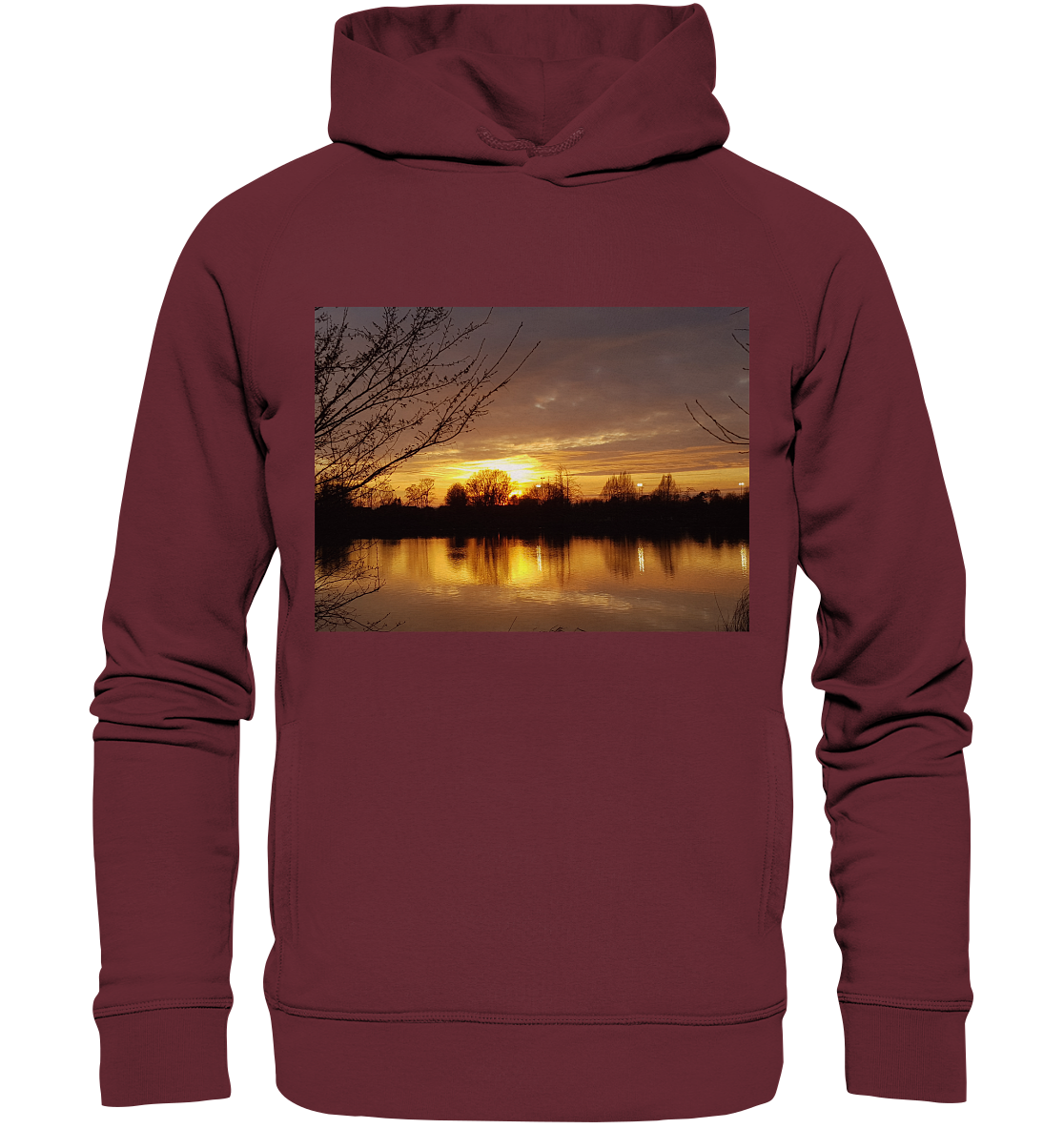 Der Abendspaziergang - Organic Fashion Hoodie von Silbers Magic Shop ist ein kastanienbrauner Hoodie, der einen ruhigen Sonnenuntergang über einem See zeigt, mit Bäumen, die sich vor einem farbenfrohen Himmel abzeichnen, der sich im Wasser spiegelt. Hergestellt in Bio-Qualität für diejenigen, die nachhaltigen Stil und Komfort schätzen.