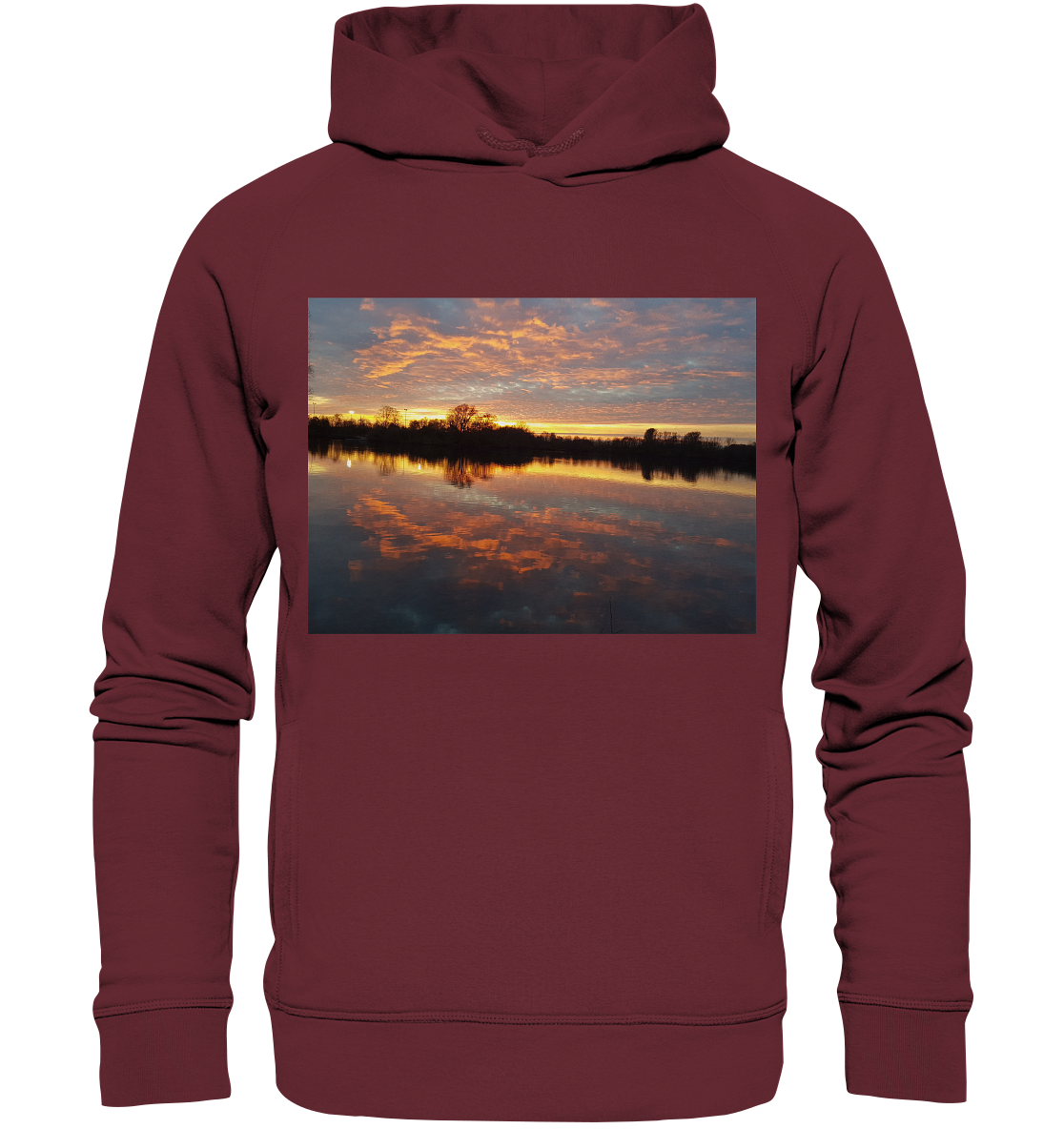 Der „See am Abend – Organic Fashion Hoodie“ von Silbers Magic Shop ist ein kastanienbrauner Hoodie mit einem rechteckigen Bild in der Mitte vorne. Das Bild zeigt einen ruhigen Sonnenuntergang über einem See mit leuchtenden Orange- und Lilatönen, die sich im Wasser spiegeln, und Baumsilhouetten, die am Horizont sichtbar sind. Er besteht aus recyceltem Polyester und Bio-Baumwolle.