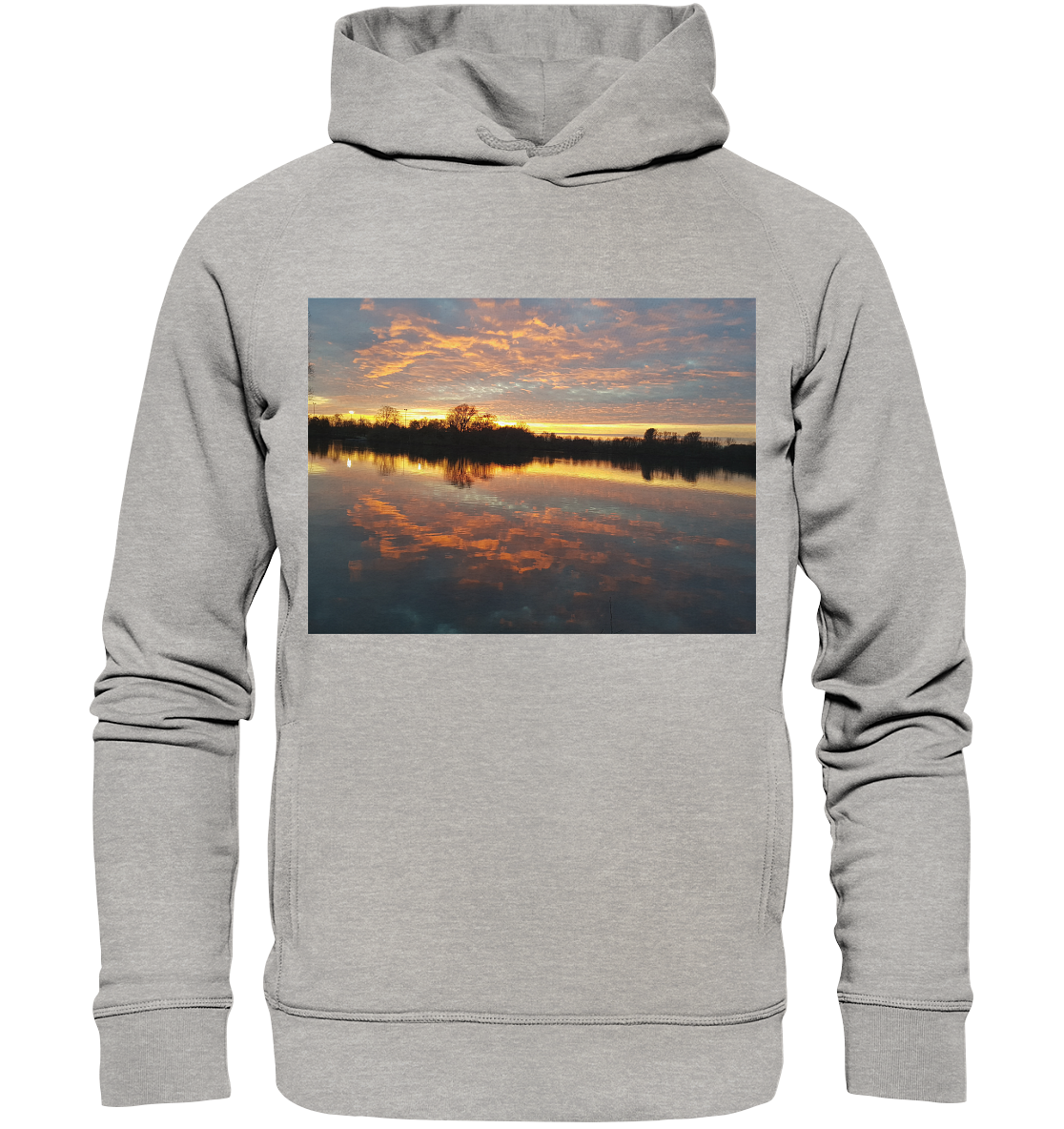 Der See am Abend - Organic Fashion Hoodie von Silbers Magic Shop zeigt einen lebendigen Druck eines ruhigen Sonnenuntergangs über einem stillen See in Grau. Der Himmel ist mit Wolken geschmückt, die in Orange-, Rosa- und Gelbtönen leuchten und einen atemberaubenden Spiegeleffekt auf der Wasseroberfläche erzeugen. Dieser Hoodie ist aus recyceltem Polyester und Bio-Baumwolle gefertigt.