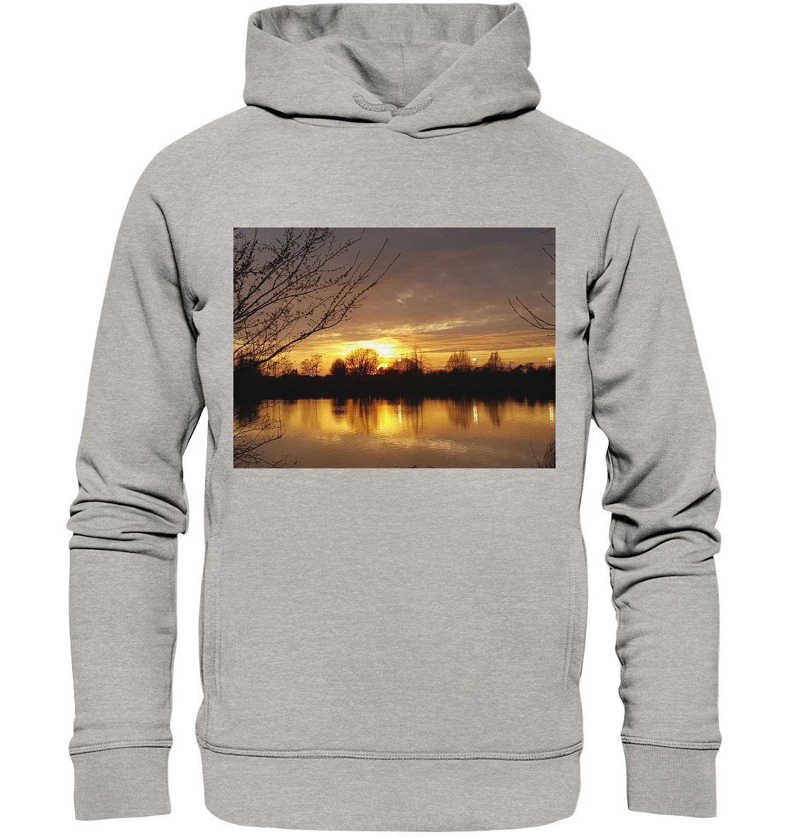 Der „Abendspaziergang“ Organic Fashion Hoodie von Silbers Magic Shop ist ein grauer Kapuzenpullover in Bio-Qualität mit einem lebendigen Aufdruck eines ruhigen Sonnenuntergangs über einem ruhigen See. Der Himmel zeigt warme Orange- und Gelbtöne, die Silhouetten der Bäume spiegeln sich im Wasser und schaffen eine friedliche und malerische Szene. Erleben Sie Nachhaltigkeit mit unseren Bio-Fashion-Hoodies.