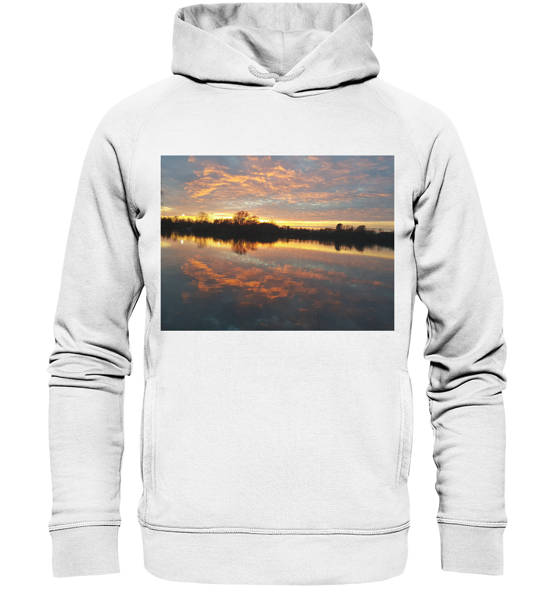 Der See am Abend - Organic Fashion Hoodie von Silbers Magic Shop ist ein hellgrauer Kapuzenpullover mit einem rechteckigen Bild auf der Vorderseite, das einen ruhigen See bei Sonnenuntergang zeigt. Der Himmel ist in leuchtenden Orange-, Rosa- und Lilatönen bemalt, während sich Bäume im ruhigen, spiegelglatten Wasser spiegeln. Dieser umweltfreundliche Hoodie ist aus Bio-Baumwolle und recyceltem Polyester gefertigt.