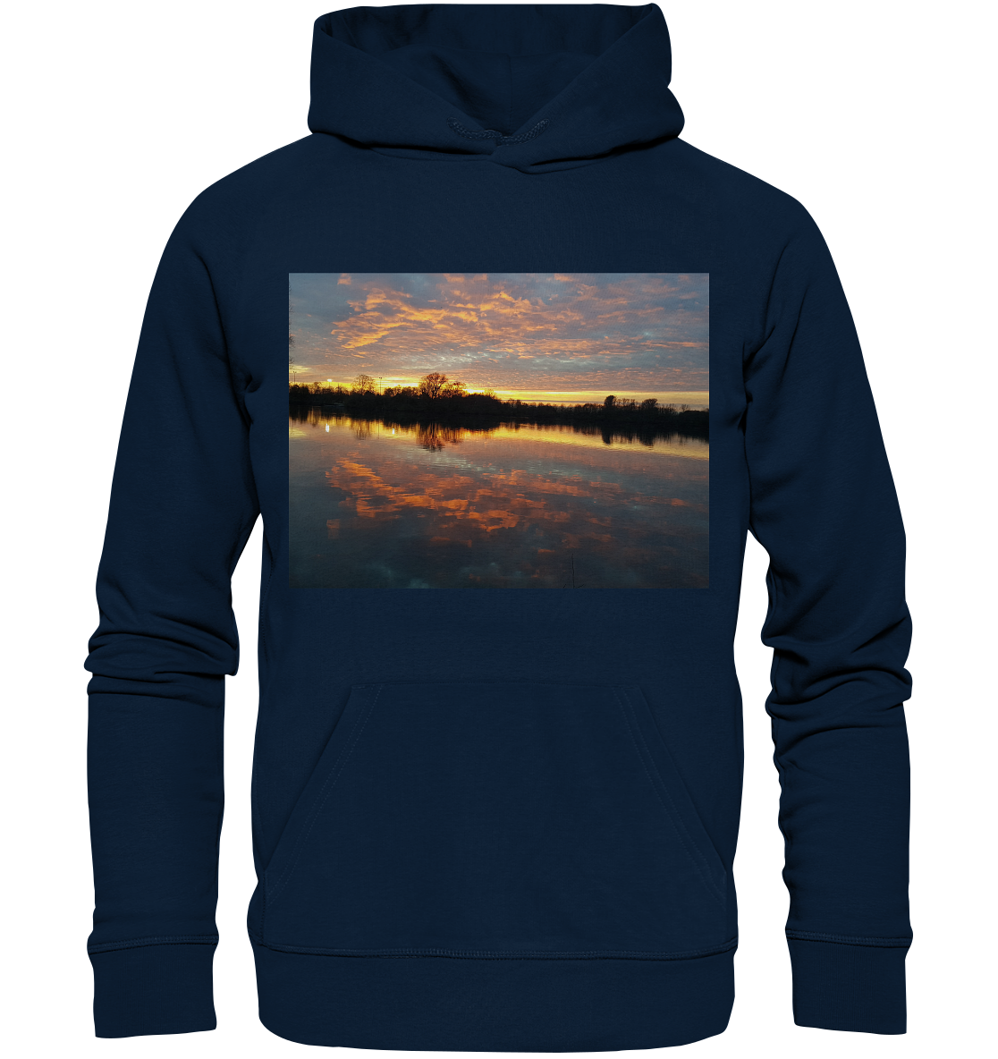 Der See am Abend – Organic Hoodie von Silbers Magic Shop ist ein marineblauer Bio-Hoodie mit dem aufgedruckten Bild eines heiteren Sonnenuntergangs über einem ruhigen See, mit leuchtend orangefarbenen und rosa Wolken, die sich im Wasser spiegeln, hergestellt aus Bio-Baumwolle und recyceltem Polyester.