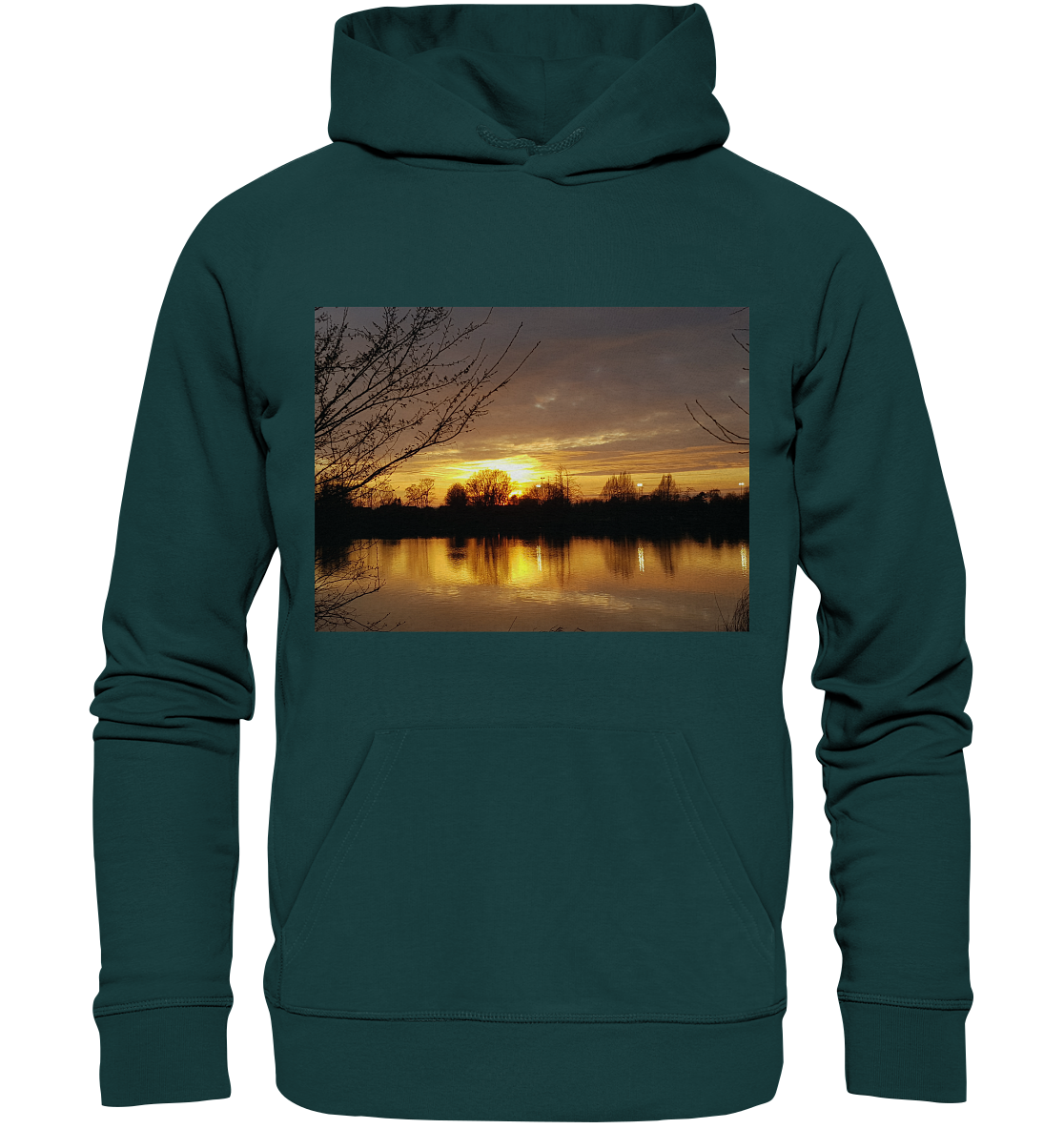 Ein stylischer dunkelgrüner Abendspaziergang - Bio-Hoodie von Silbers Magic Shop, auf der Vorderseite mit einer eindrucksvollen Sonnenuntergangsszene verziert. Das Bild zeigt einen ruhigen See, der die leuchtenden Farben des Himmels widerspiegelt, im Hintergrund Bäume als Silhouetten und Äste, die die Landschaft einrahmen. Dieser Hoodie ist aus Bio-Baumwolle für eine nachhaltige Produktion gefertigt.