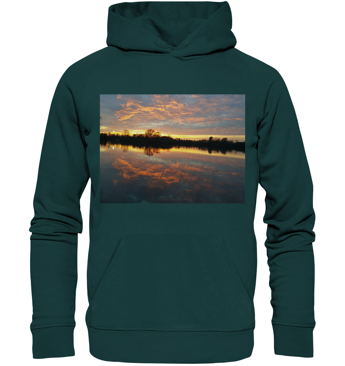 Wir präsentieren den See am Abend - Organic Hoodie von Silbers Magic Shop, einen waldgrünen Bio-Hoodie mit einer ruhigen Sonnenuntergangslandschaft auf der Vorderseite. Das Bild zeigt einen ruhigen See, der die leuchtenden Farben der untergehenden Sonne reflektiert, begleitet von Bäumen, die sich vor einem pastellfarbenen Himmel abheben. Diese umweltfreundliche Kleidung ist perfekt für Naturliebhaber und umweltbewusste Menschen gleichermaßen!