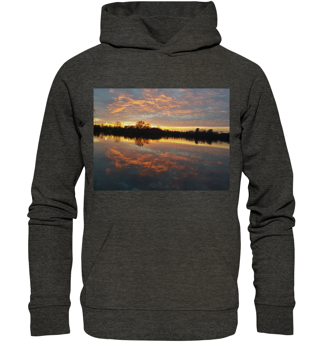 Ein dunkelgrauer See am Abend - Bio-Kapuzenpullover von Silbers Magic Shop mit einem malerischen Landschaftsbild auf der Vorderseite. Das Bild zeigt einen ruhigen See bei Sonnenuntergang mit leuchtend orangefarbenen, rosafarbenen und violetten Wolken, die sich im ruhigen Wasser spiegeln, und Baumsilhouetten am Horizont. Diese umweltfreundliche Kleidung ist perfekt für Naturliebhaber.