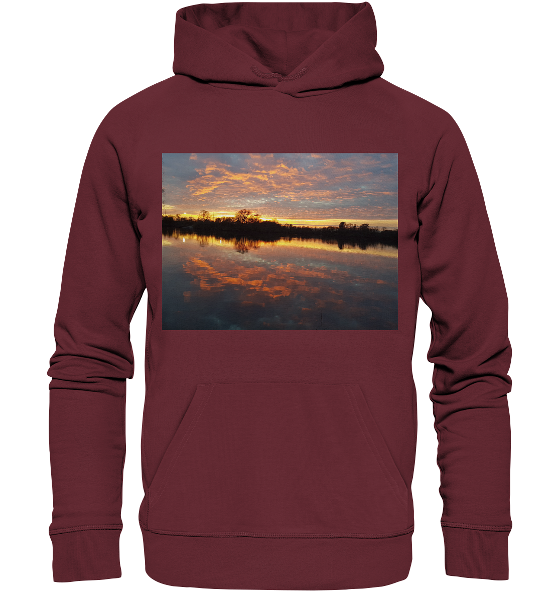 Der „See am Abend – Organic Hoodie“ von Silbers Magic Shop ist in einem auffälligen Kastanienbraun gehalten und zeigt ein lebhaftes rechteckiges Bild eines ruhigen Sees bei Sonnenuntergang. Der Himmel zeigt eine atemberaubende Mischung aus Orange-, Rosa- und Lilatönen, die sich wunderschön auf der ruhigen Wasseroberfläche spiegeln und einen friedlichen und malerischen Moment in der Natur einfangen.