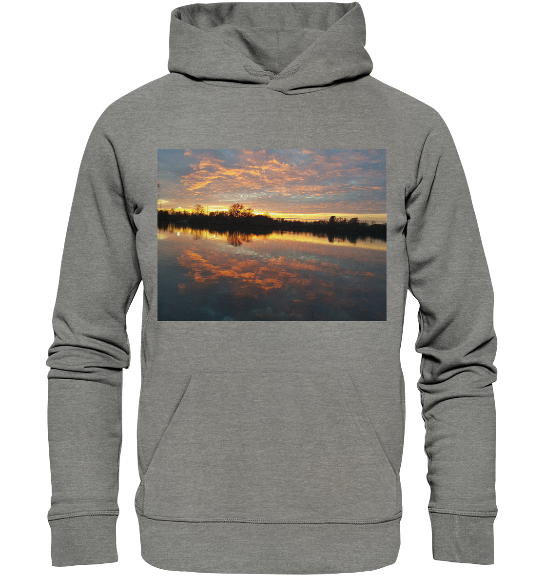 Der See am Abend - Organic Hoodie von Silbers Magic Shop zeigt auf der Vorderseite eine lebendige Sonnenuntergangsszene. Das Bild zeigt einen farbenfrohen Himmel mit orangefarbenen, rosafarbenen und violetten Farbtönen, der sich im ruhigen Wasser darunter spiegelt. In der Ferne ist eine Baumreihe als Silhouette zu sehen. Dieser graue Hoodie ist aus Bio-Baumwolle für umweltfreundliche Mode hergestellt.