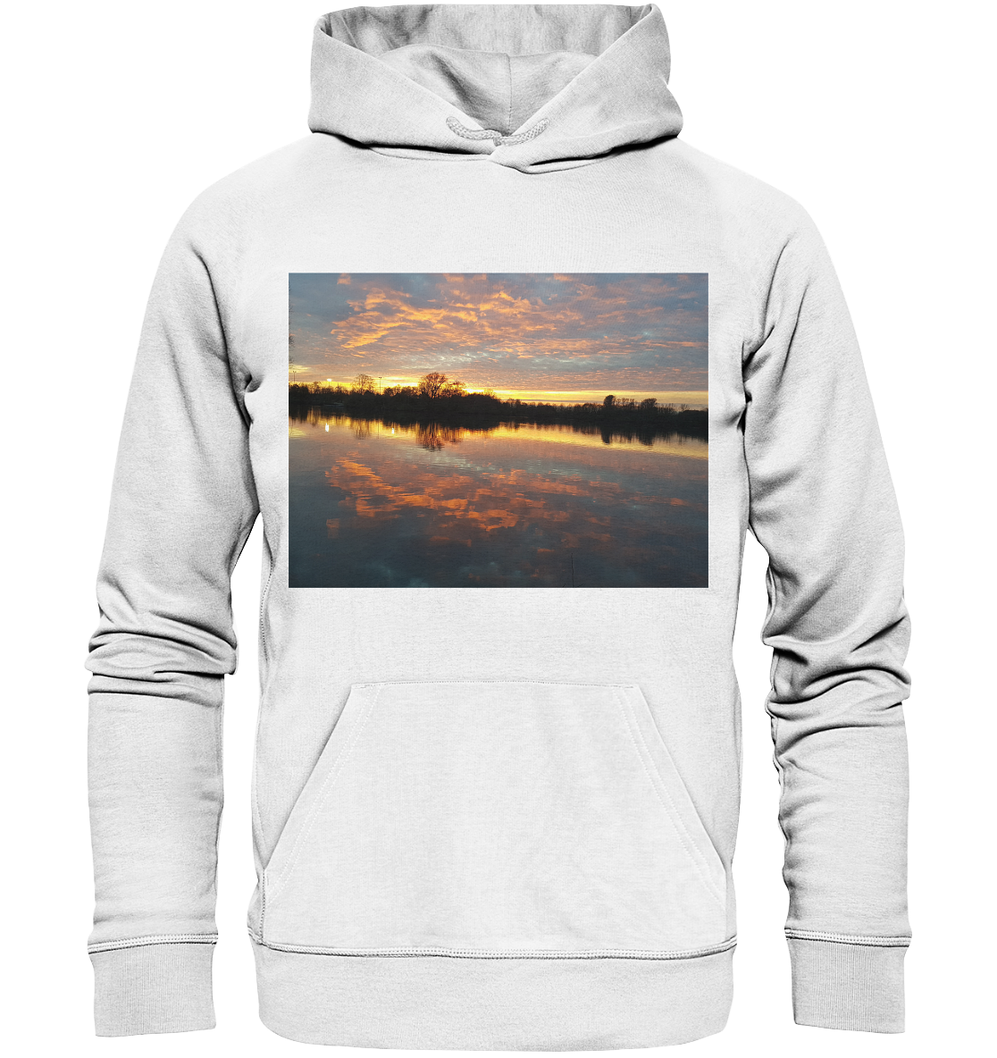 Wir präsentieren den „See am Abend – Organic Hoodie“ von Silbers Magic Shop: Dieser weiße Hoodie zeigt auf der Vorderseite eine atemberaubende Sonnenuntergangsszene. Das Design zeigt einen ruhigen See mit einem leuchtenden Himmel in Orange-, Rosa- und Blautönen, der sich im Wasser spiegelt, während Baumsilhouetten den Horizont säumen. Dieser Hoodie besteht aus umweltfreundlichen Materialien und 100 % Bio-Baumwolle.