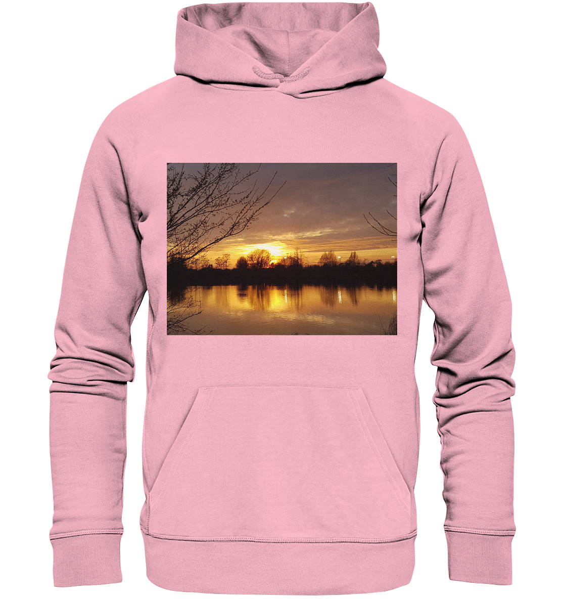 Der „Abendspaziergang - Organic Hoodie“ von Silbers Magic Shop ist in einem hellen Rosaton gehalten und zeigt ein großes, zentriertes Bild eines Sonnenuntergangs über einem ruhigen See, komplett mit Spiegelungen von Baumsilhouetten und kahlen Ästen, die die ruhige Szene einrahmen. Hergestellt aus Bio-Baumwolle ist er eine stilvolle und nachhaltige Modeoption.