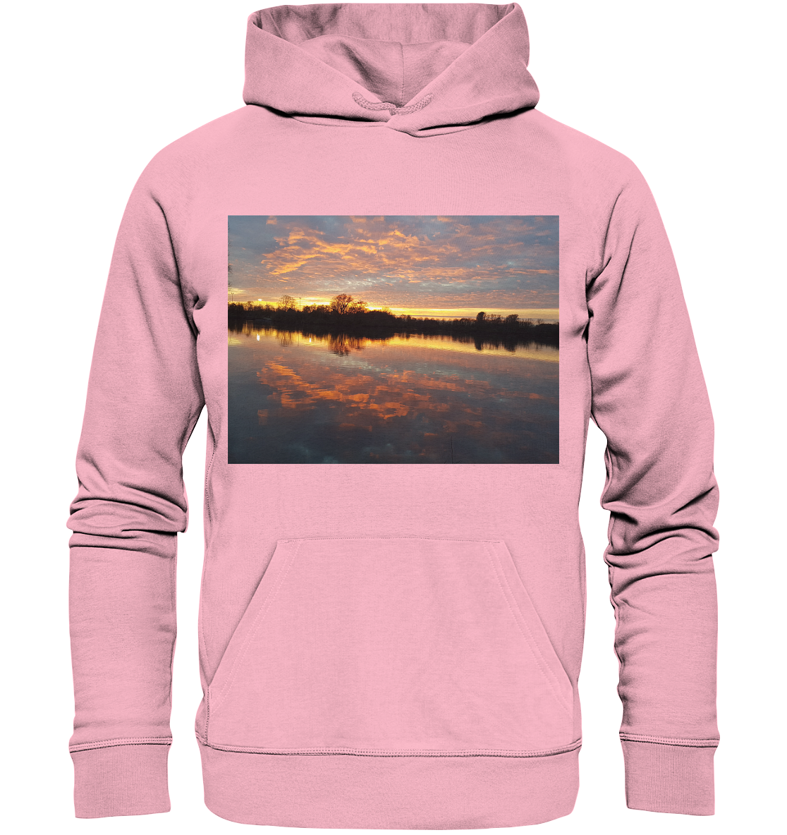 Der See am Abend - Organic Hoodie von Silbers Magic Shop ist ein hellrosa Hoodie mit einem lebendigen Bild eines Sonnenuntergangs über einem ruhigen See. Der Himmel voller bunter Wolken spiegelt sich wunderschön auf der Wasseroberfläche und schafft eine ruhige und malerische Szene. Er ist aus Bio-Baumwolle gefertigt, verfügt über eine Beuteltasche auf der Vorderseite und eine verstellbare Kapuze mit Kordelzug.